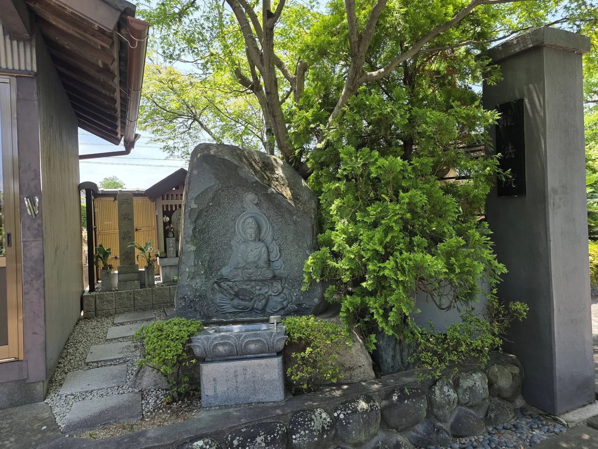 龍法院門前の石仏