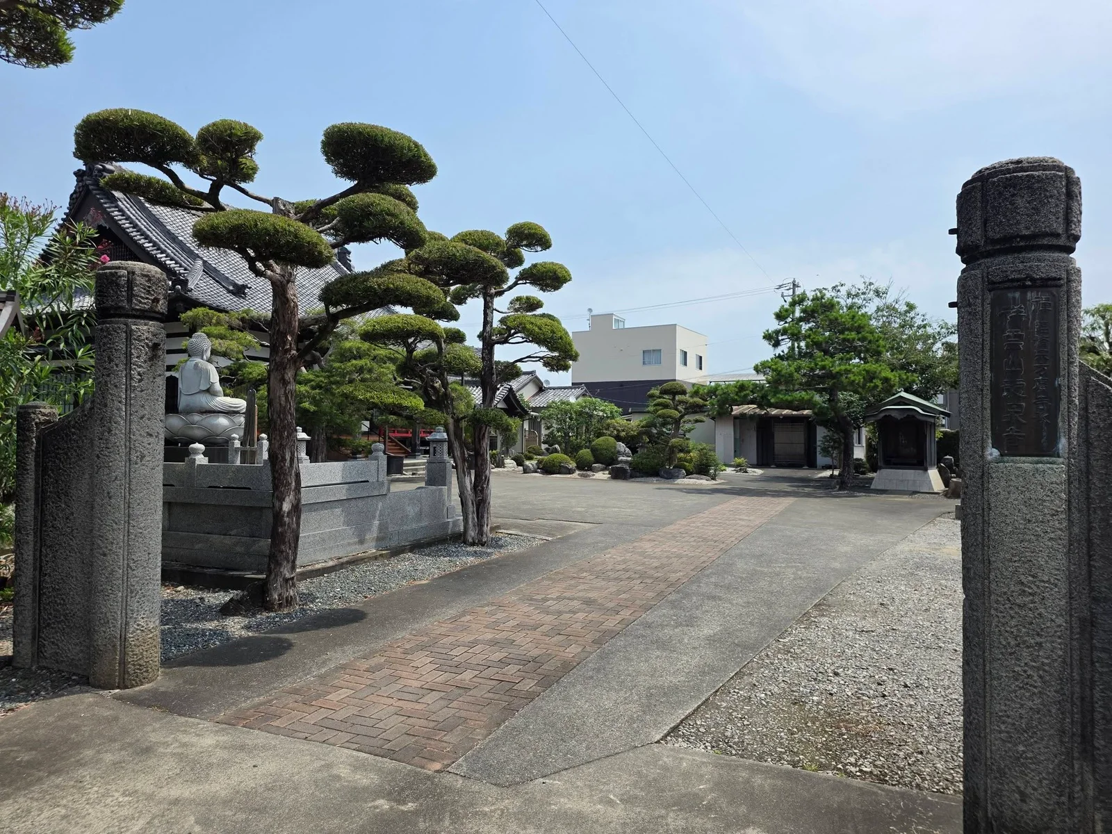 祥雲山龍泉寺の入口と石柱