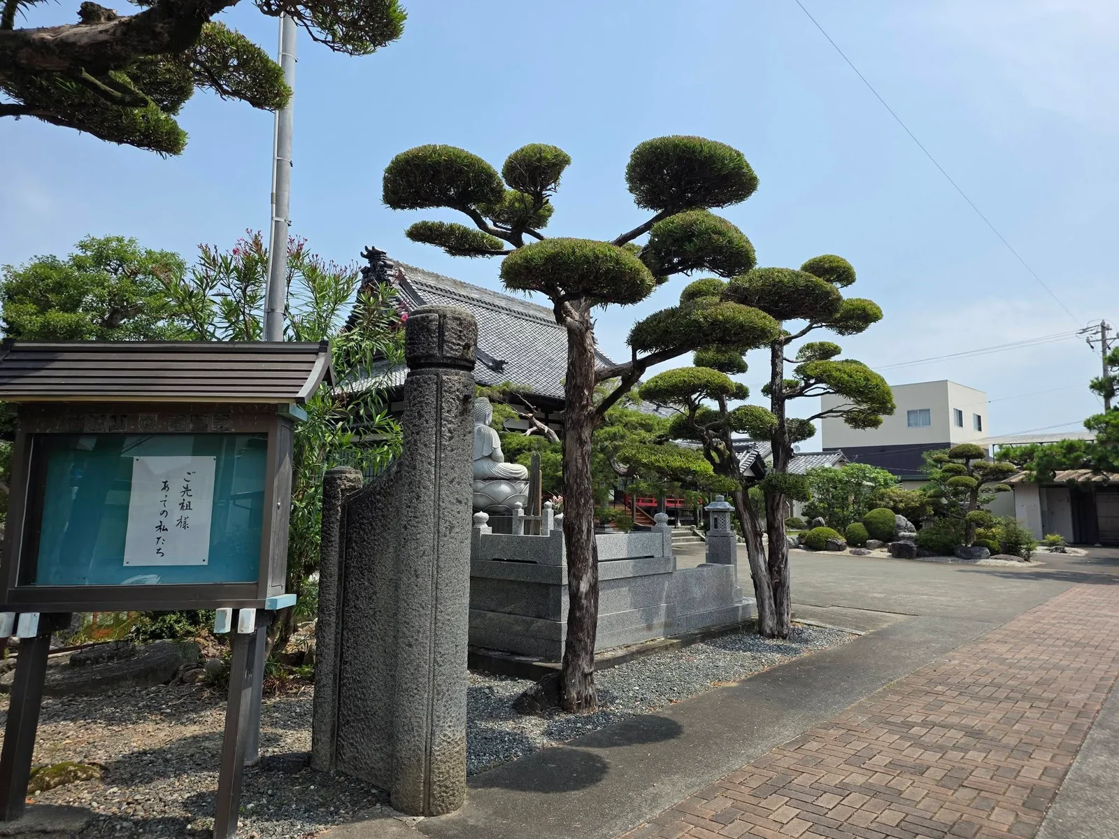 龍泉寺の境内入口と掲示設備