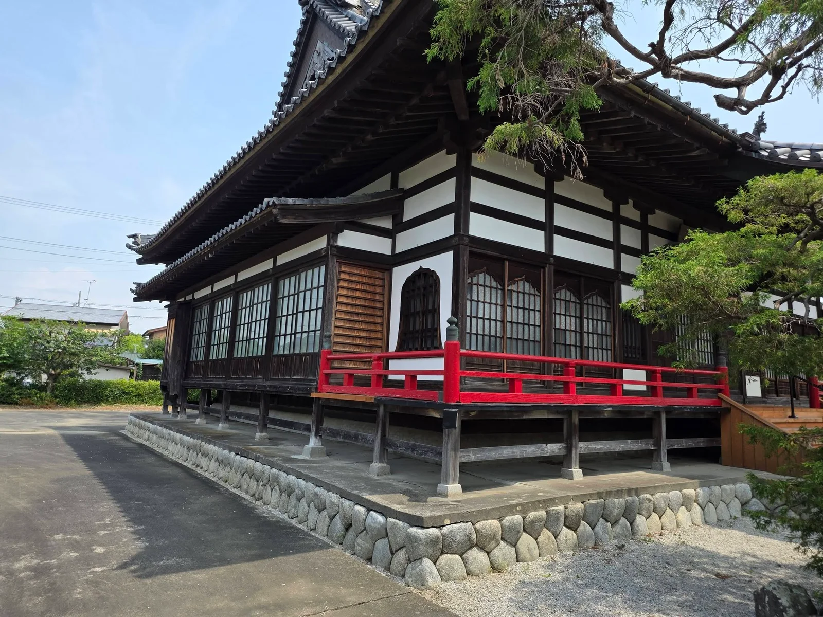 白羽龍泉寺本堂の側面全景