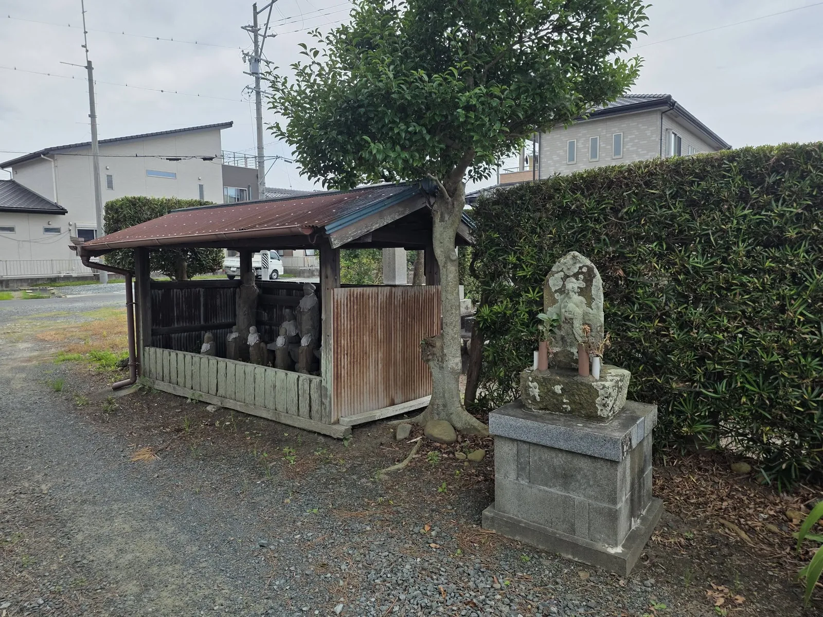 竜雲寺境内の石仏群と小堂