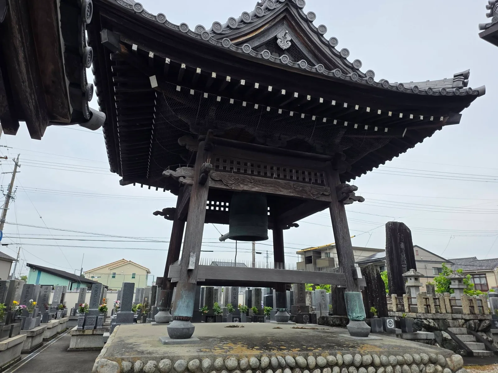 西願寺境内の鐘楼