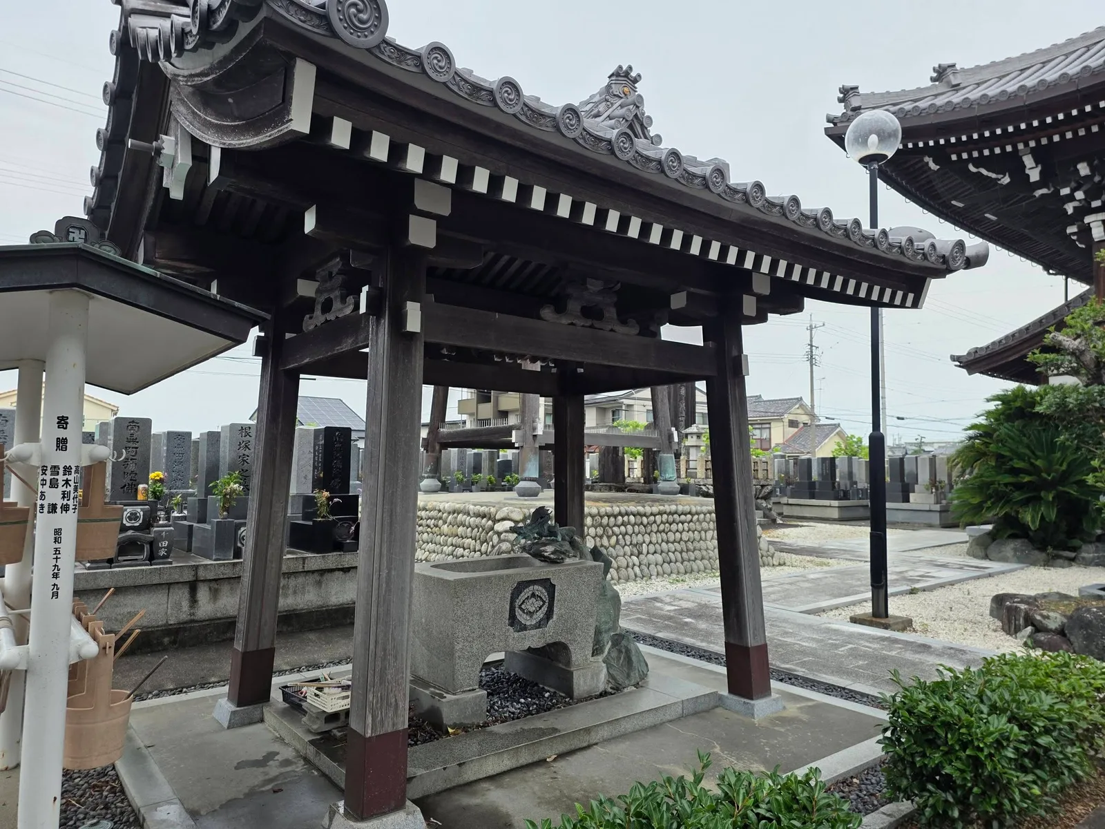 西願寺境内の手水舎