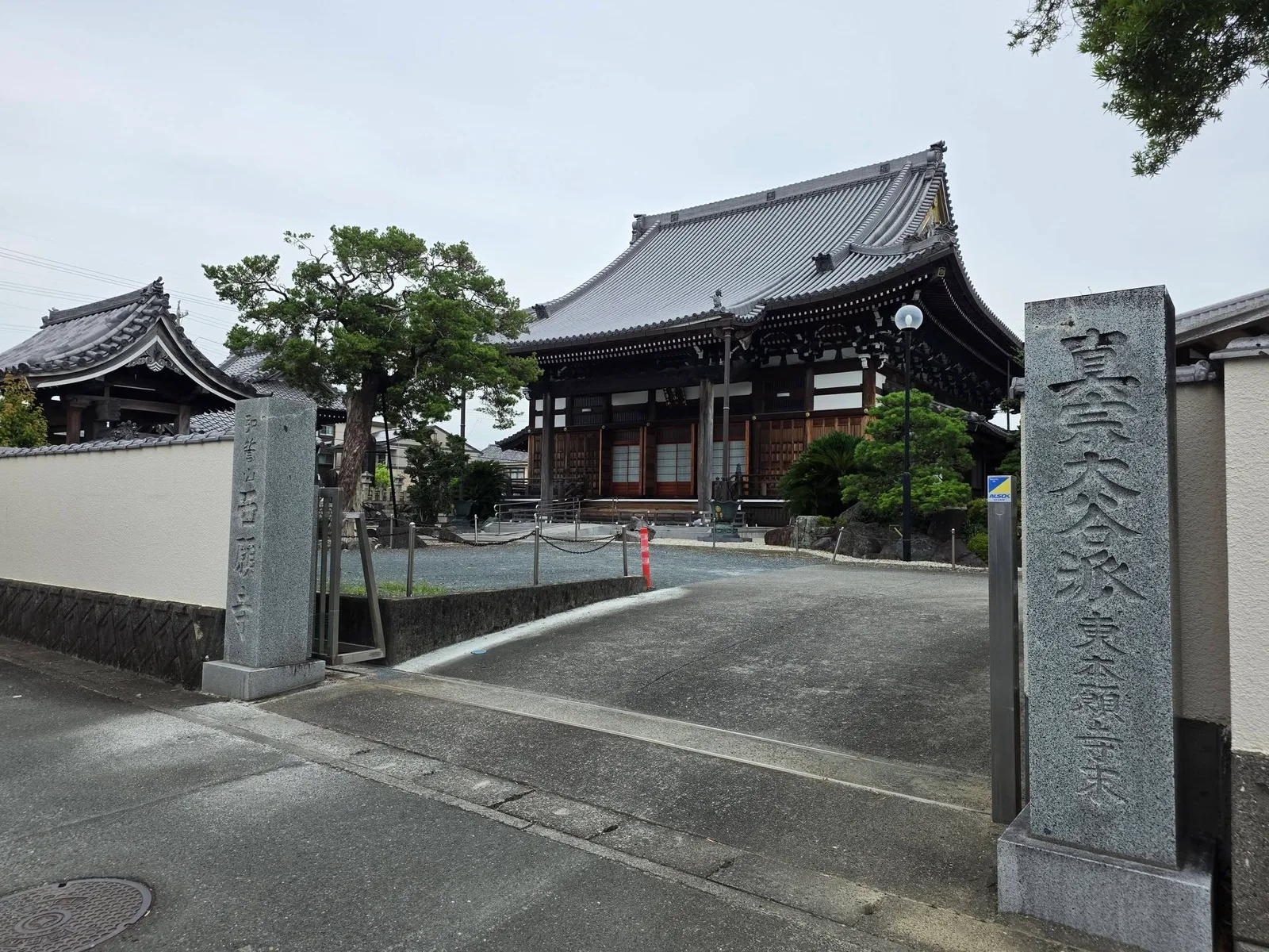 西願寺の山門
