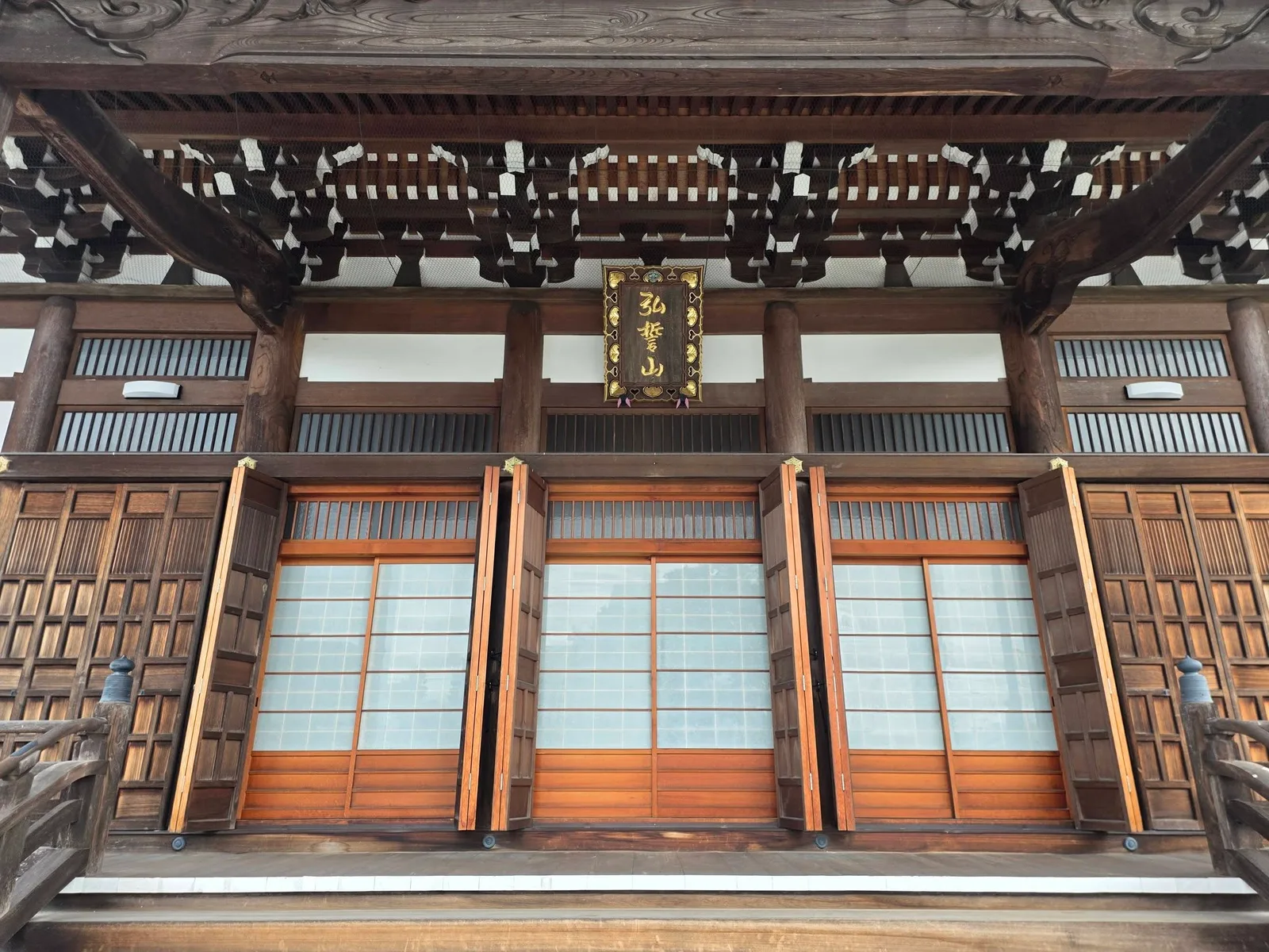西願寺本堂の扁額と建具