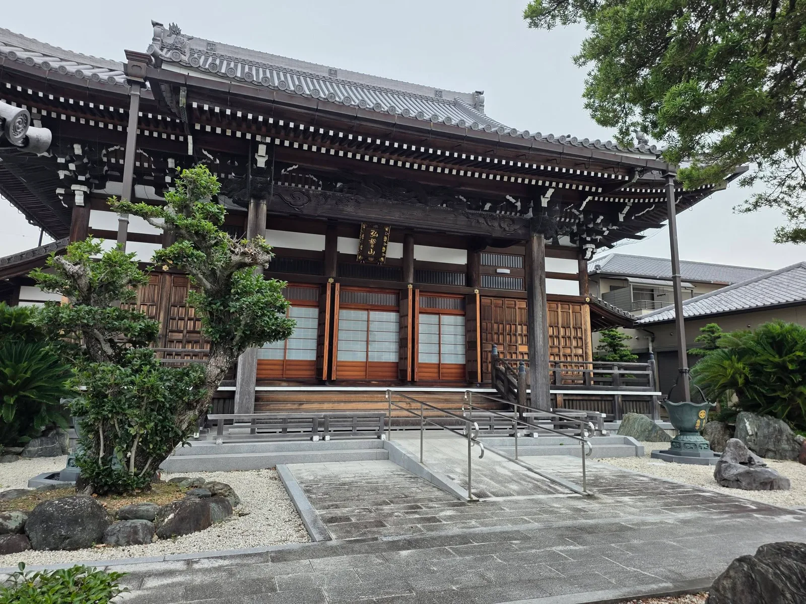 弘誓山西願寺の本堂正面