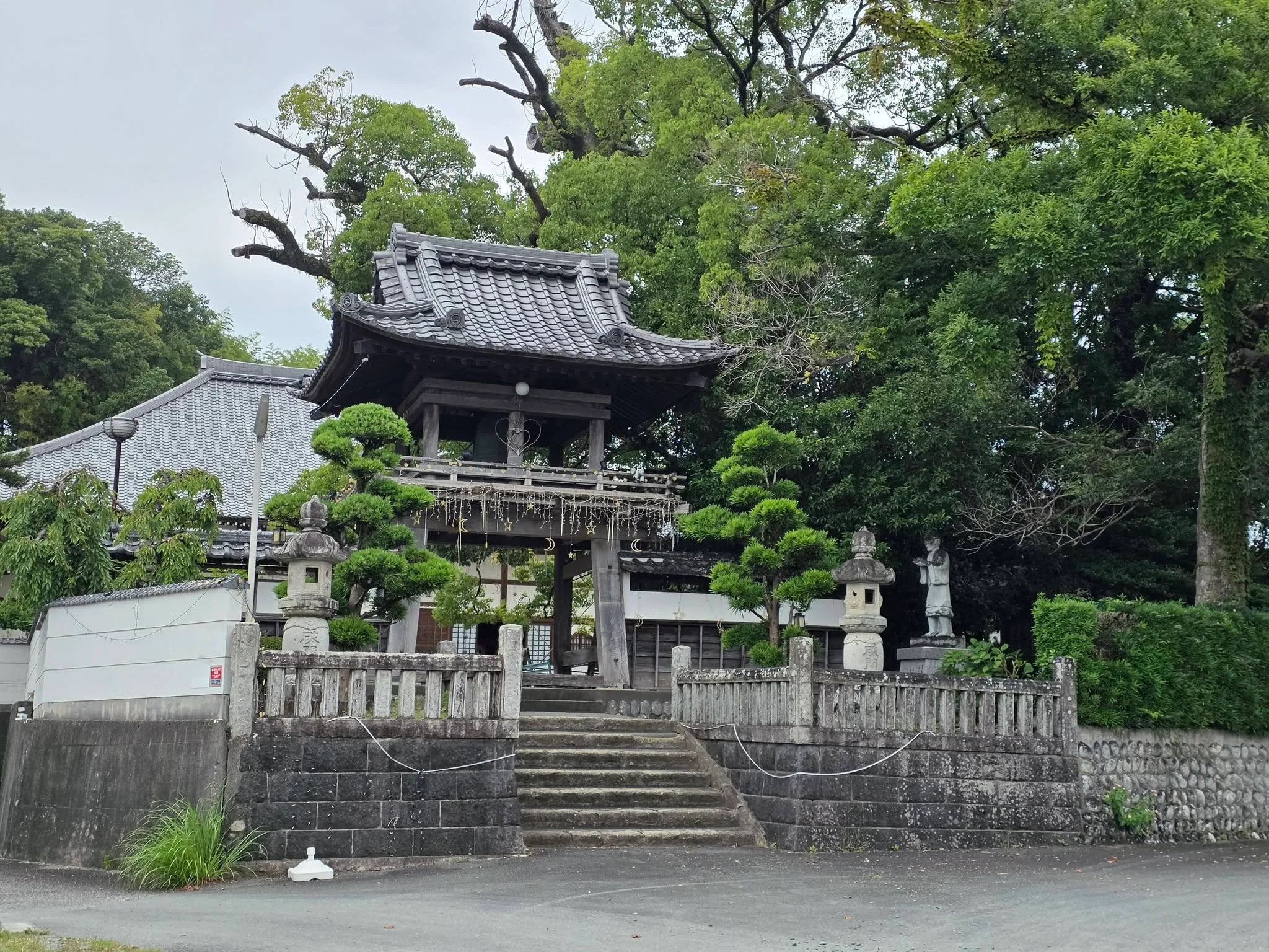 西光寺の門