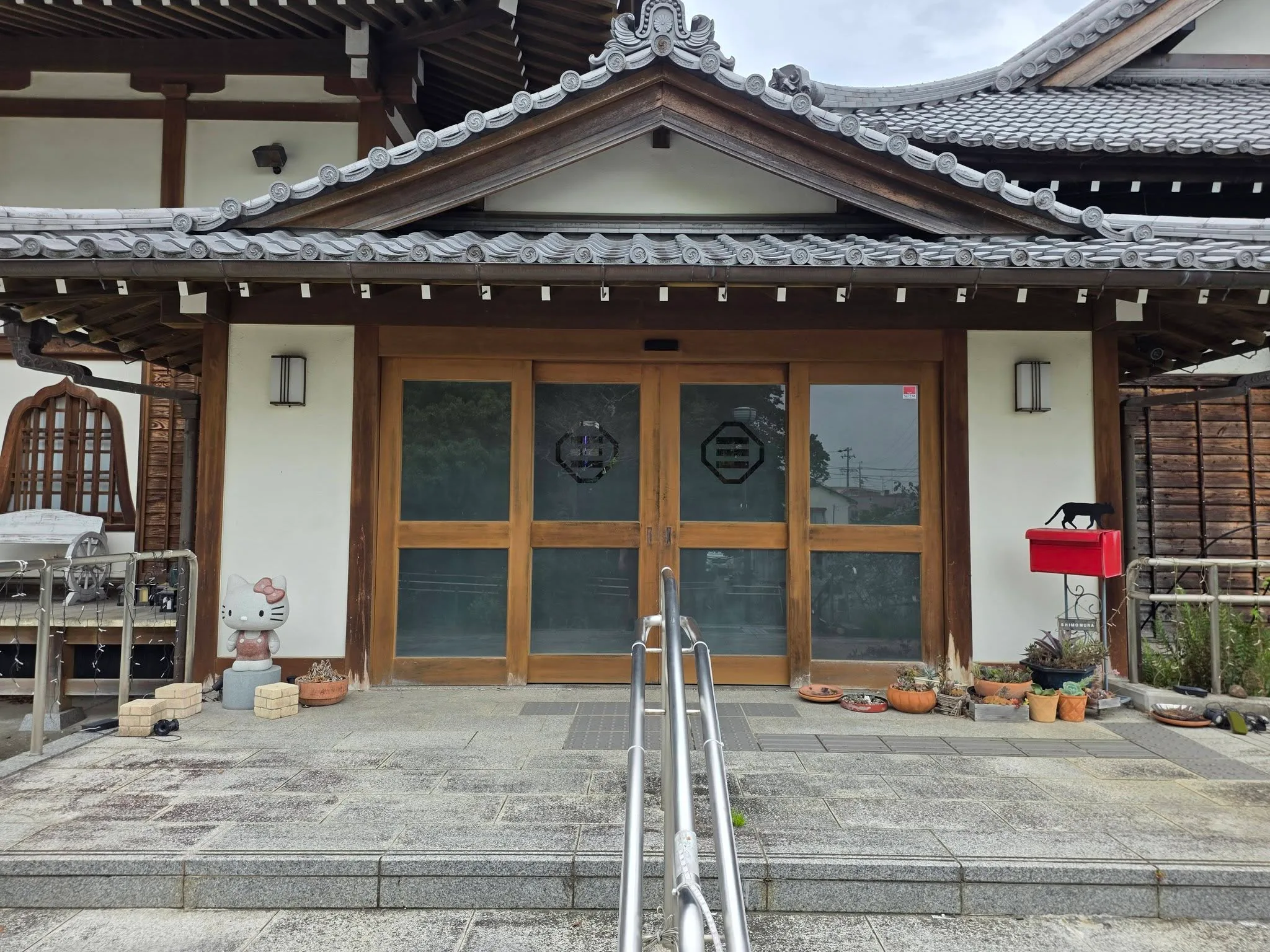 西光寺本堂入口