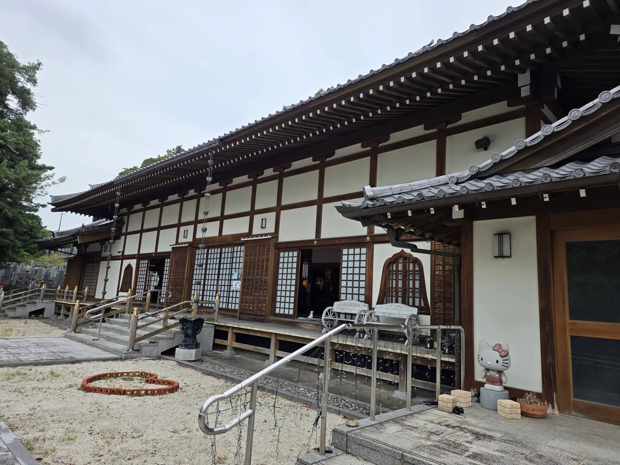 東福山西光寺の本堂正面
