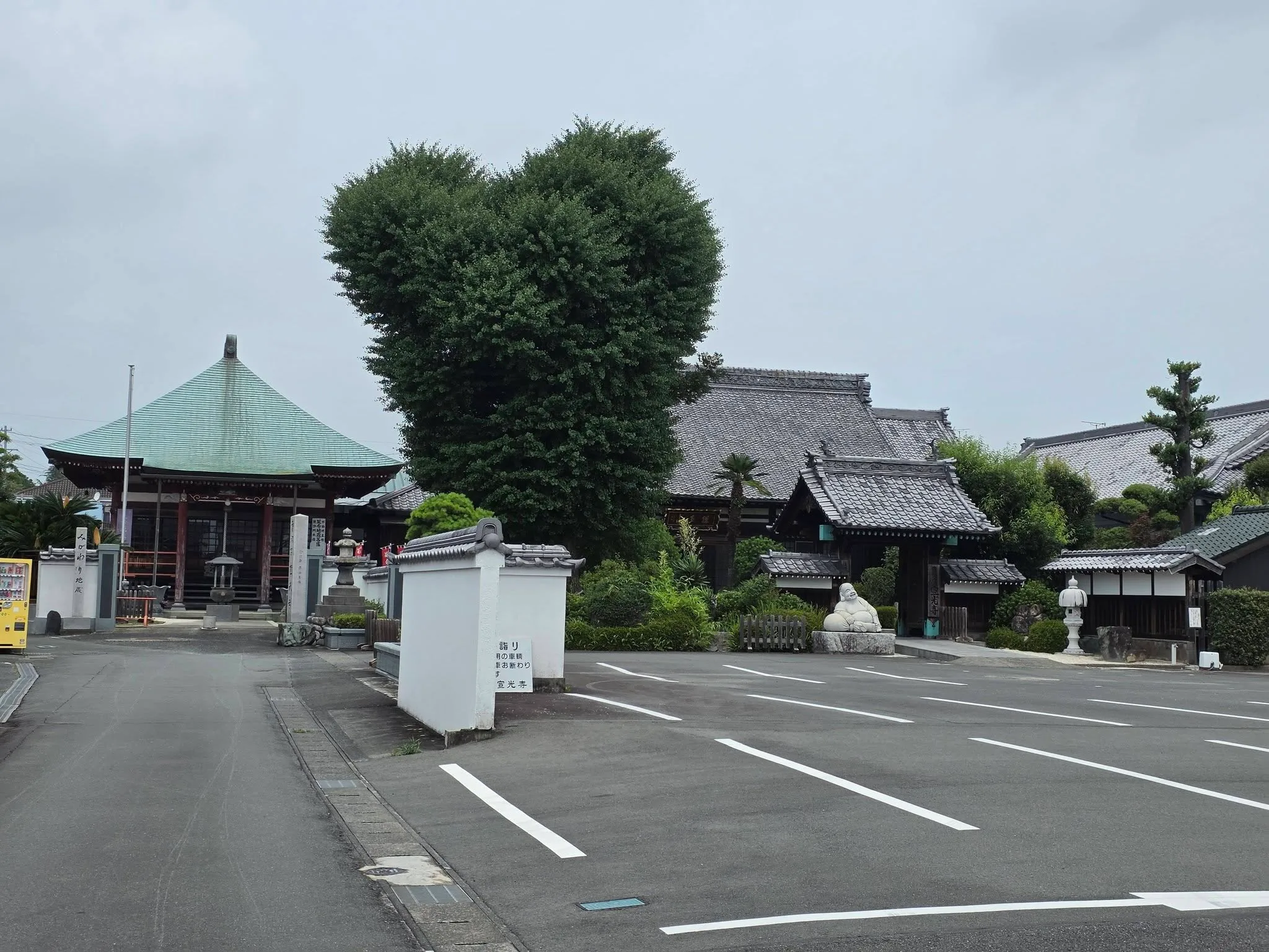 見付宣光寺の境内