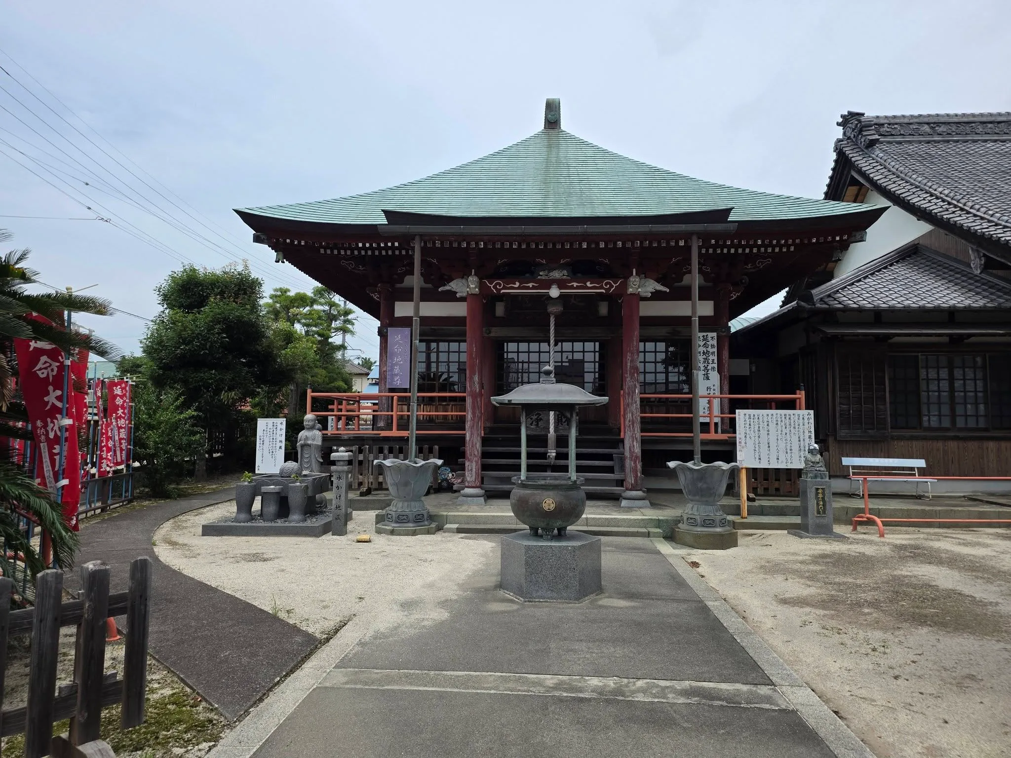 延命大地蔵の幟が並ぶ宣光寺地蔵堂前