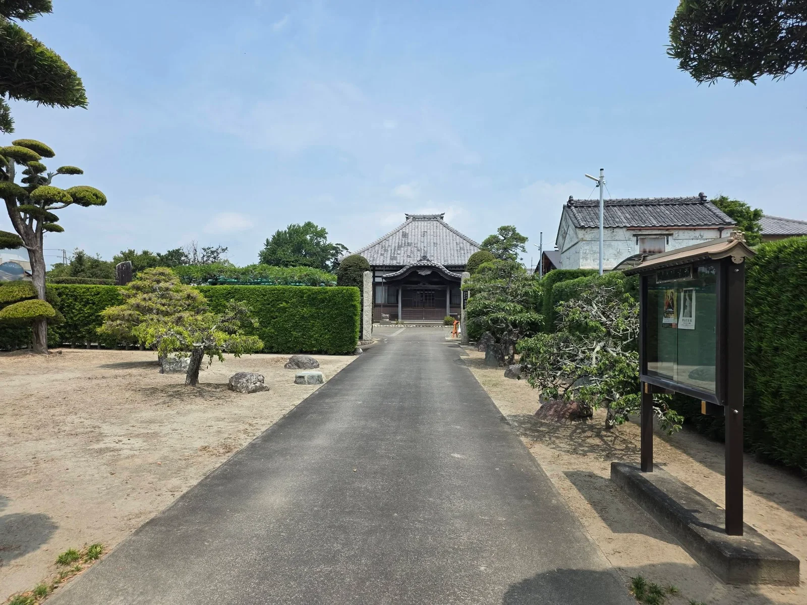 潜龍寺の参道と本堂