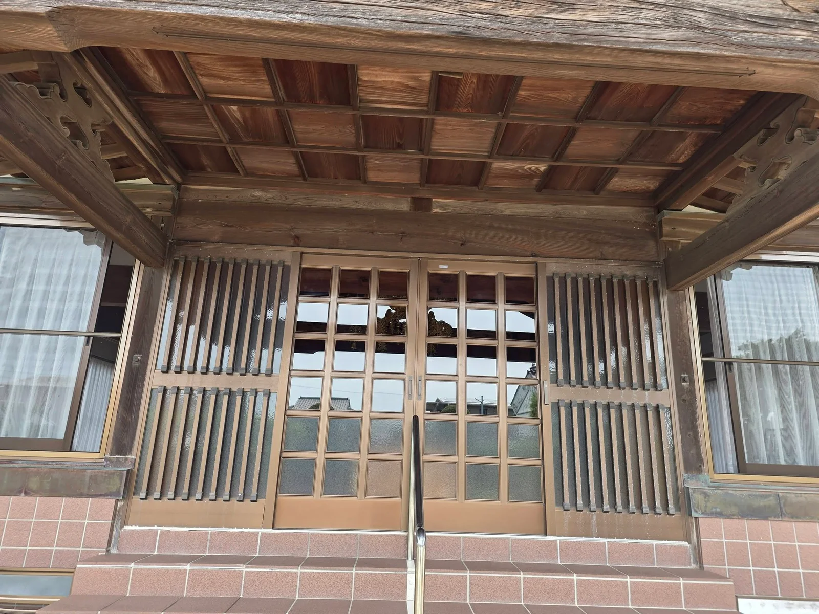 潜龍寺本堂の向拝と入口