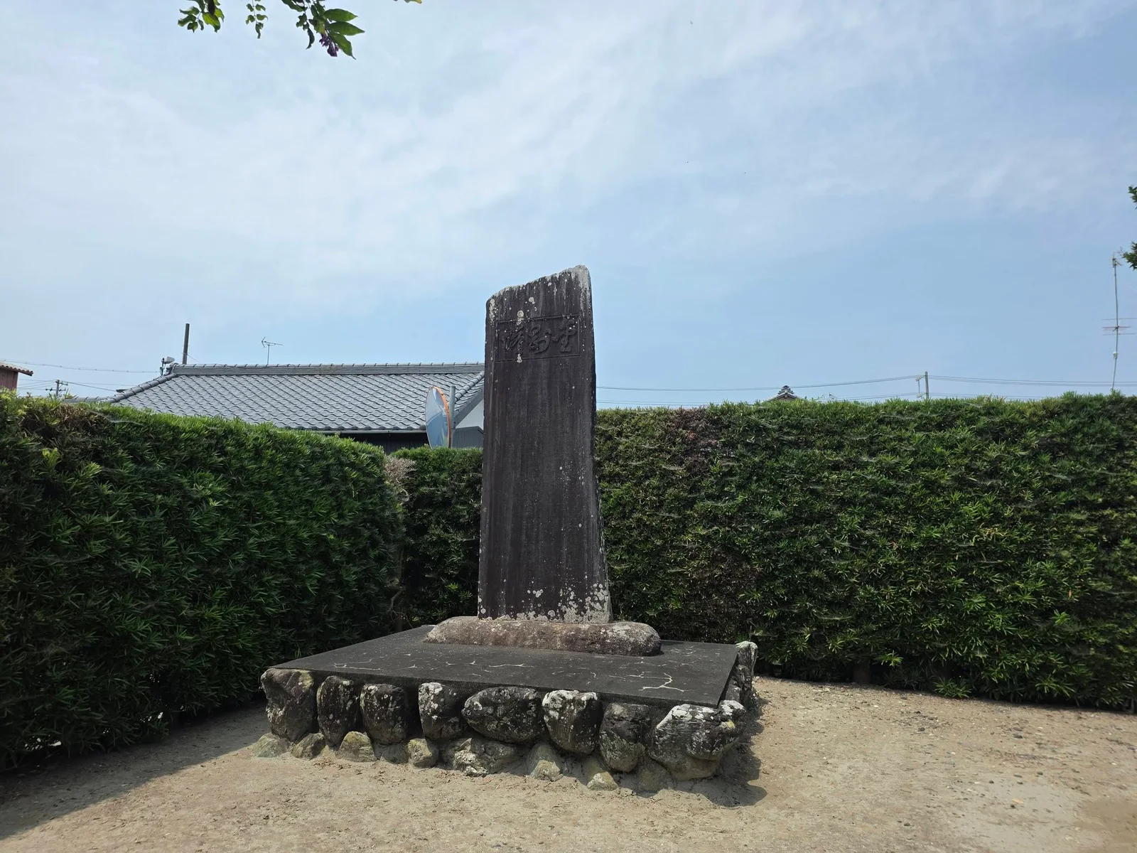 潜龍寺境内に立つ石碑