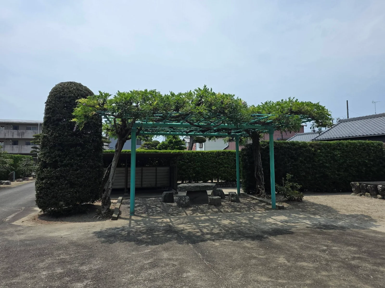潜龍寺境内の藤棚と休憩空間