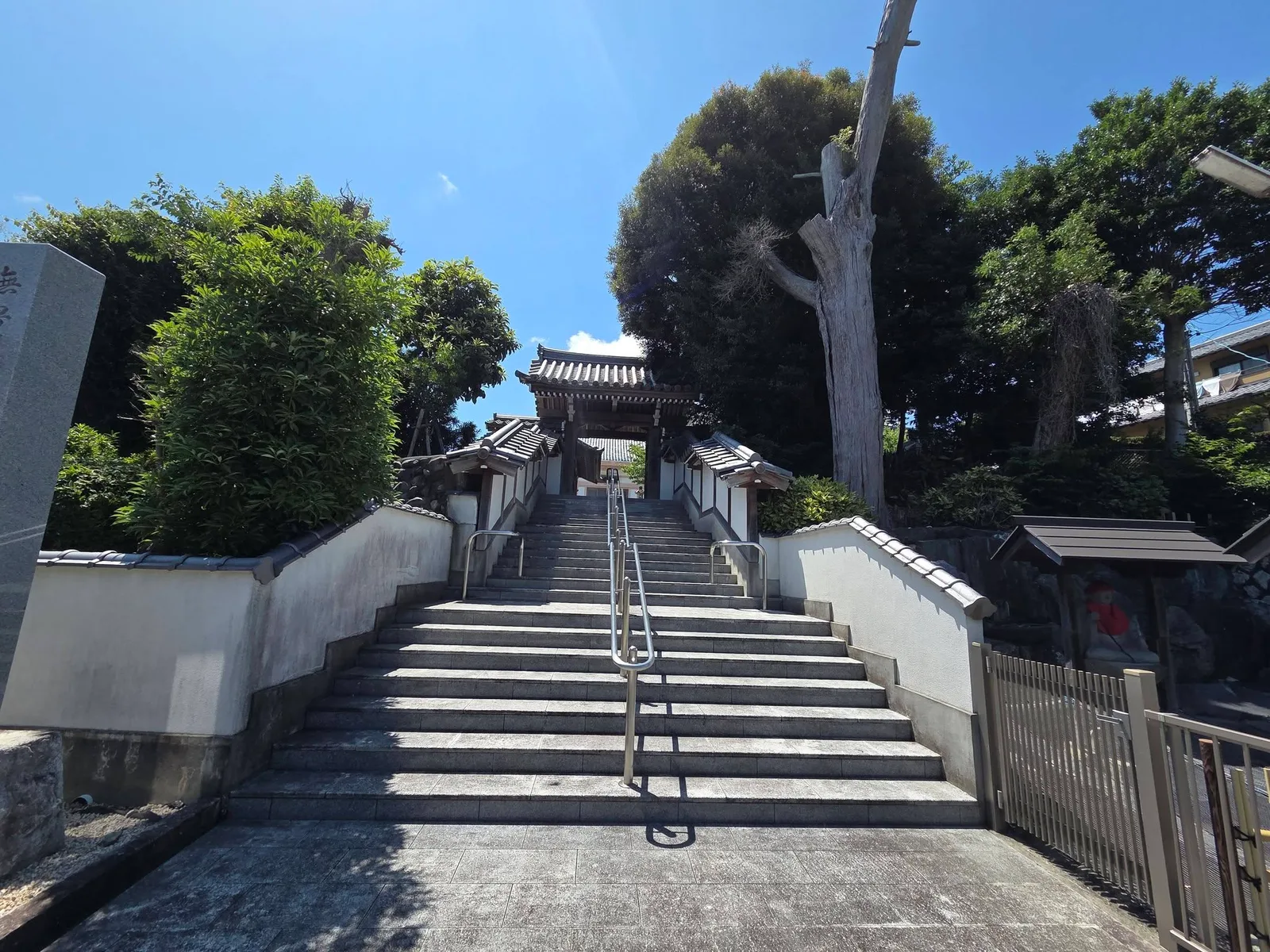泉蔵寺の参道と石造物