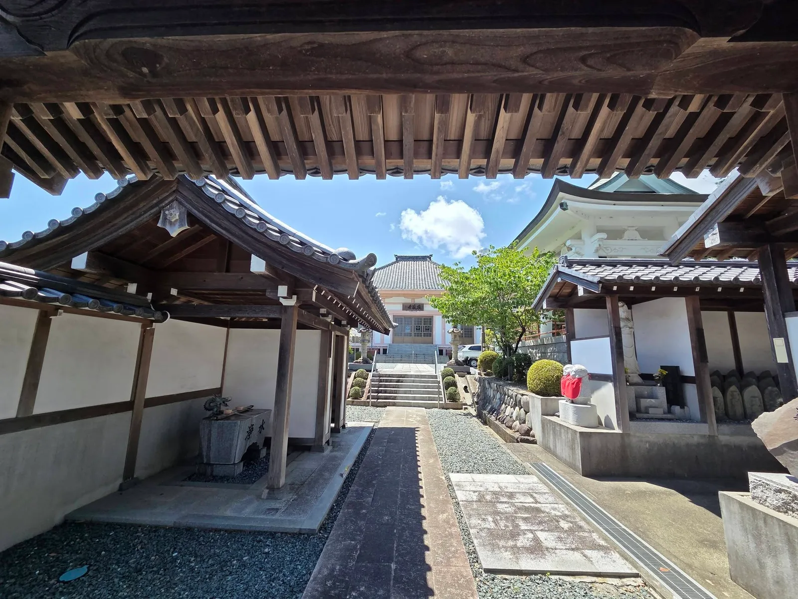 泉蔵寺山門内から見る参道