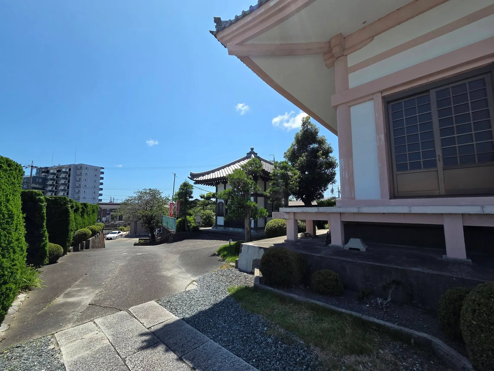 泉蔵寺境内の側面景観
