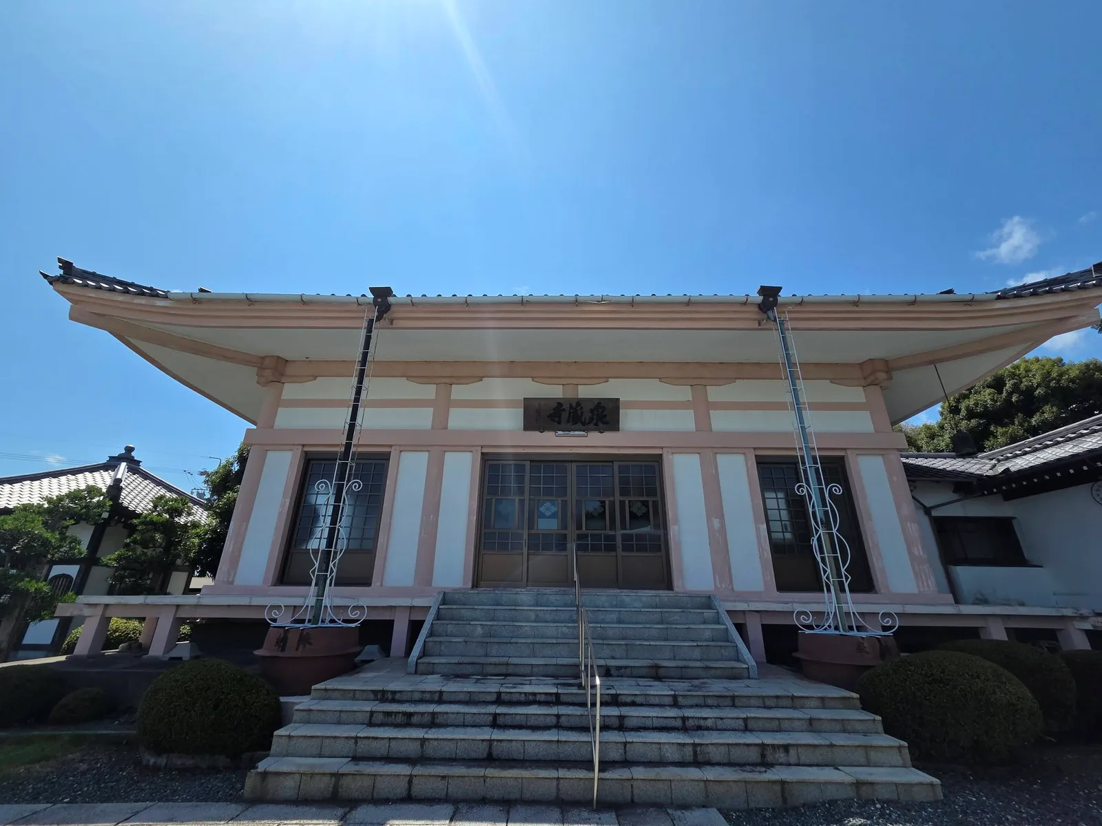 無量山泉蔵寺の本堂正面