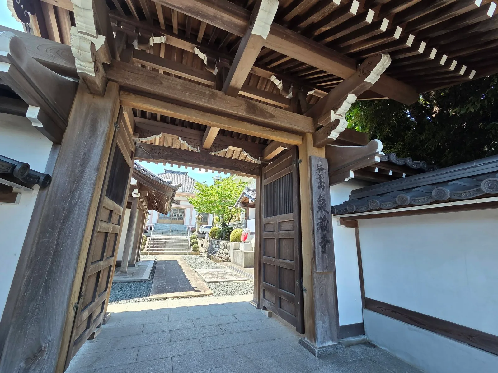 泉蔵寺山門から本堂を望む