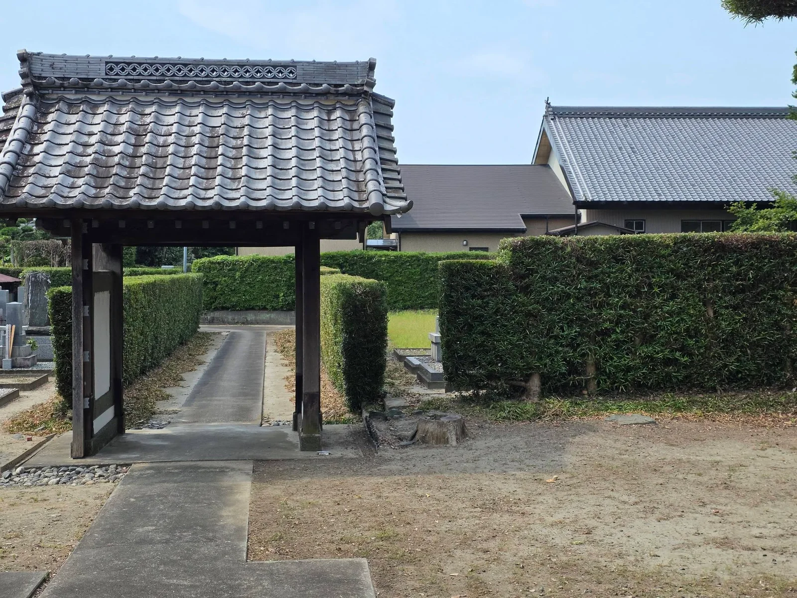 心月寺境内の門と参道