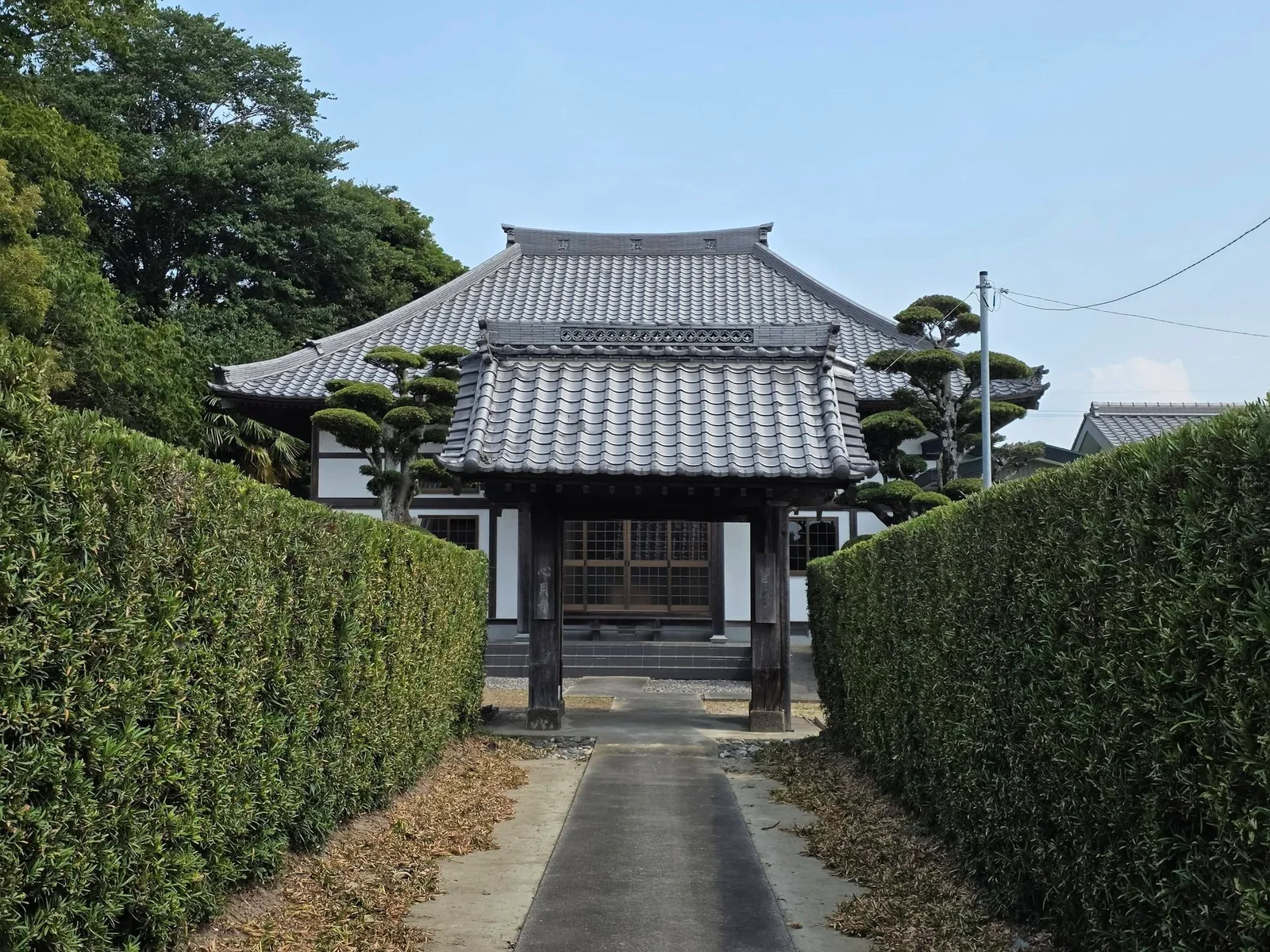 心月寺参道と本堂