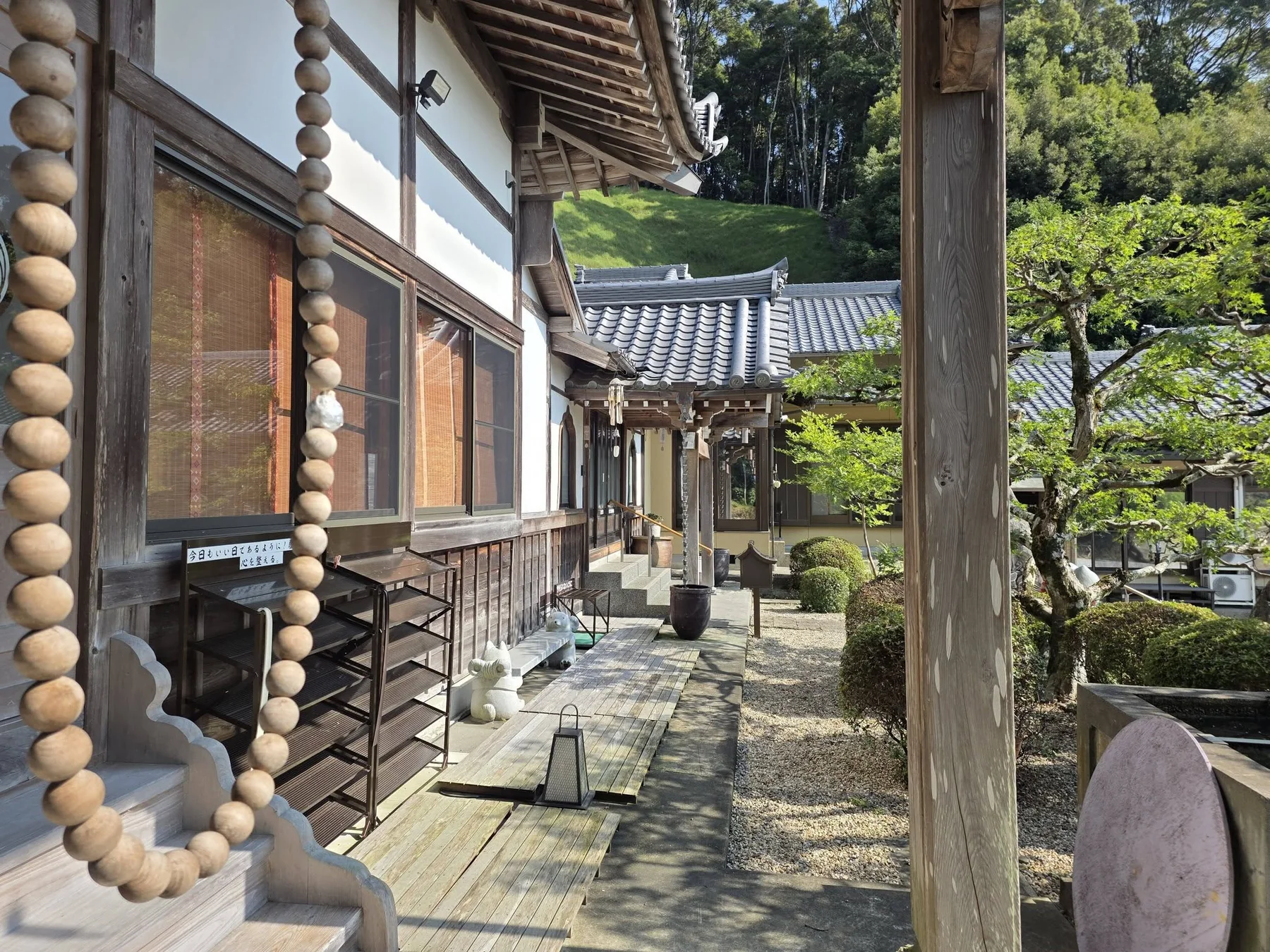 新豊院本堂側面と縁側