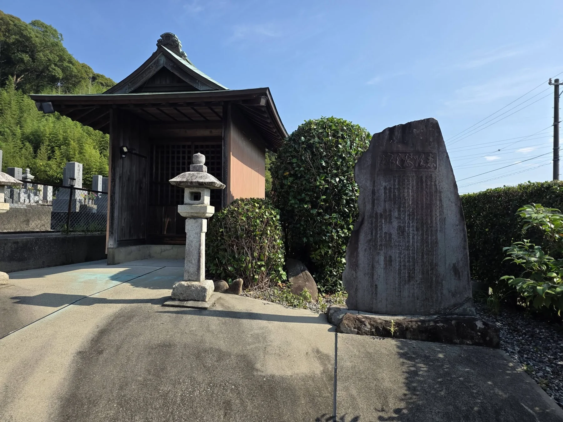 新豊院境内の小堂と石碑