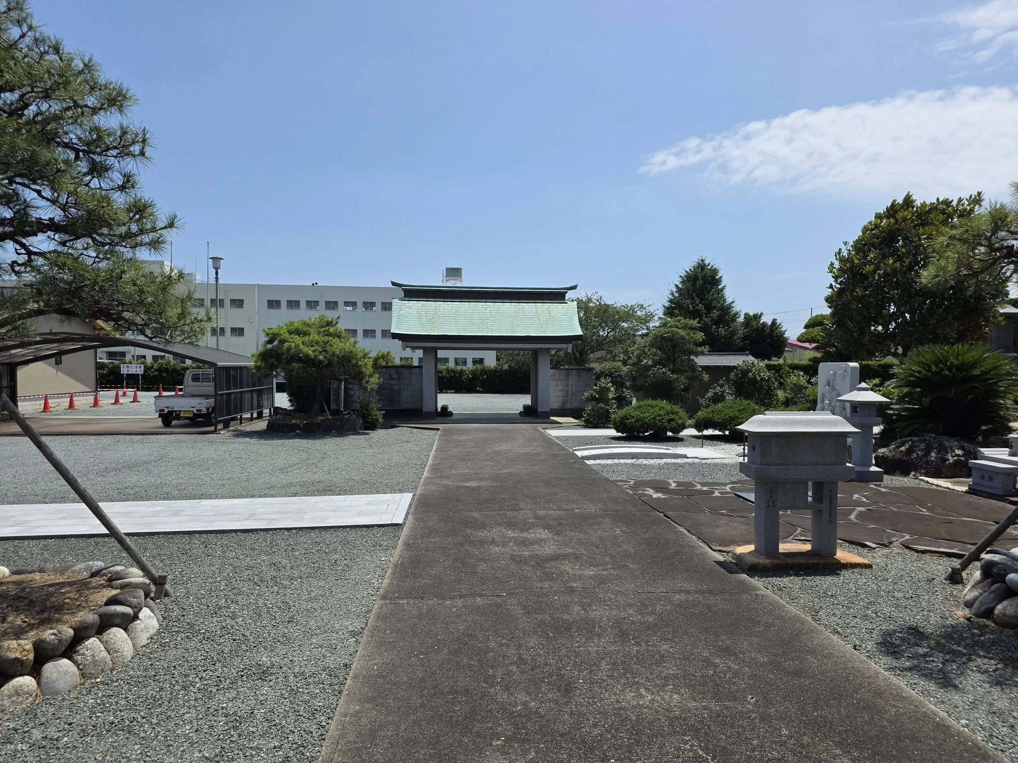 道路から正眼院山門へ向かう参道