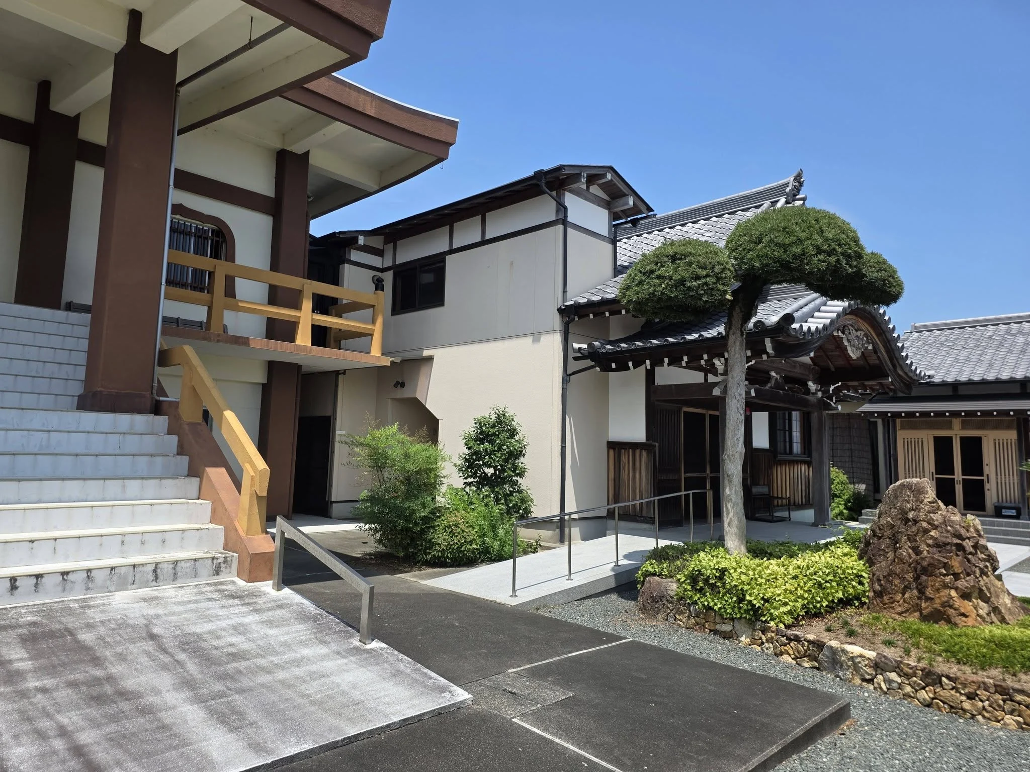 正眼院本堂側面と庫裏