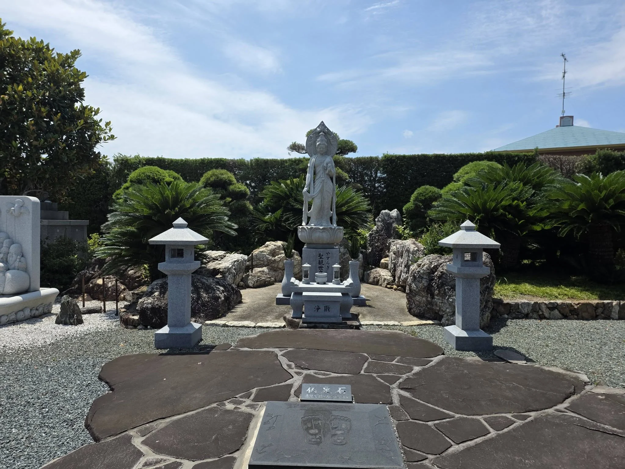 松現院の観音像と石灯籠
