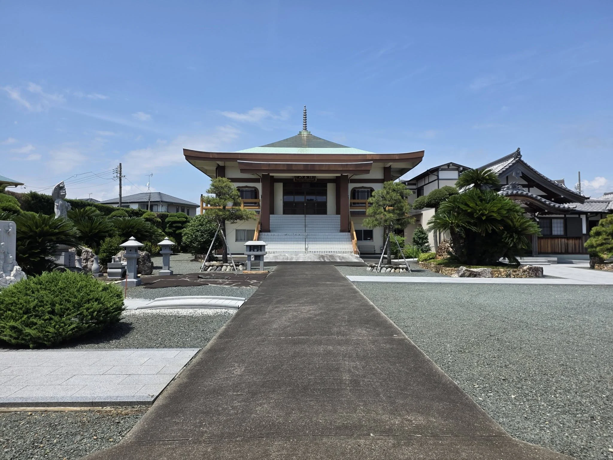 正眼院本堂へ続く参道