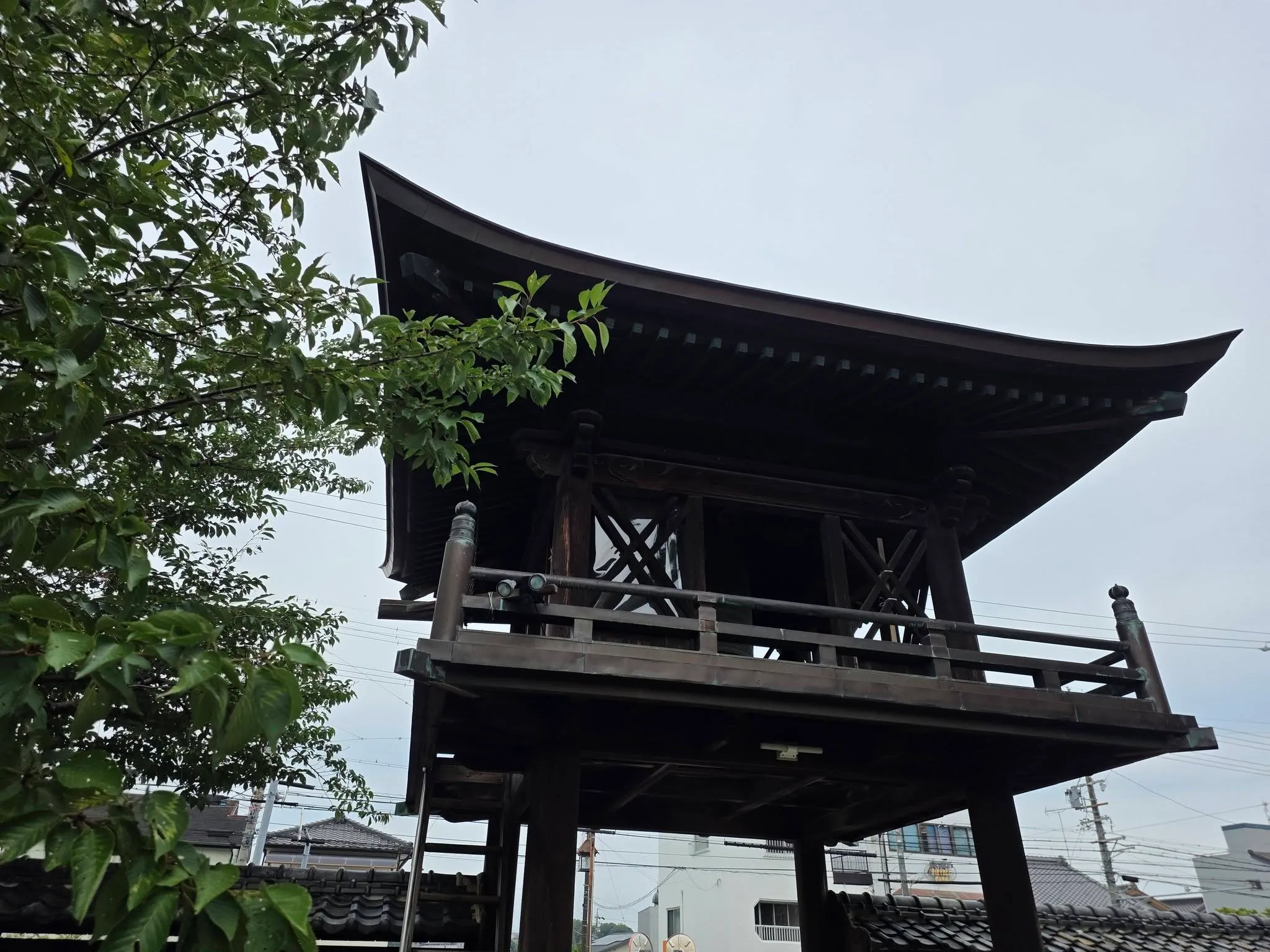 鐘楼門を見上げた軒と梵鐘
