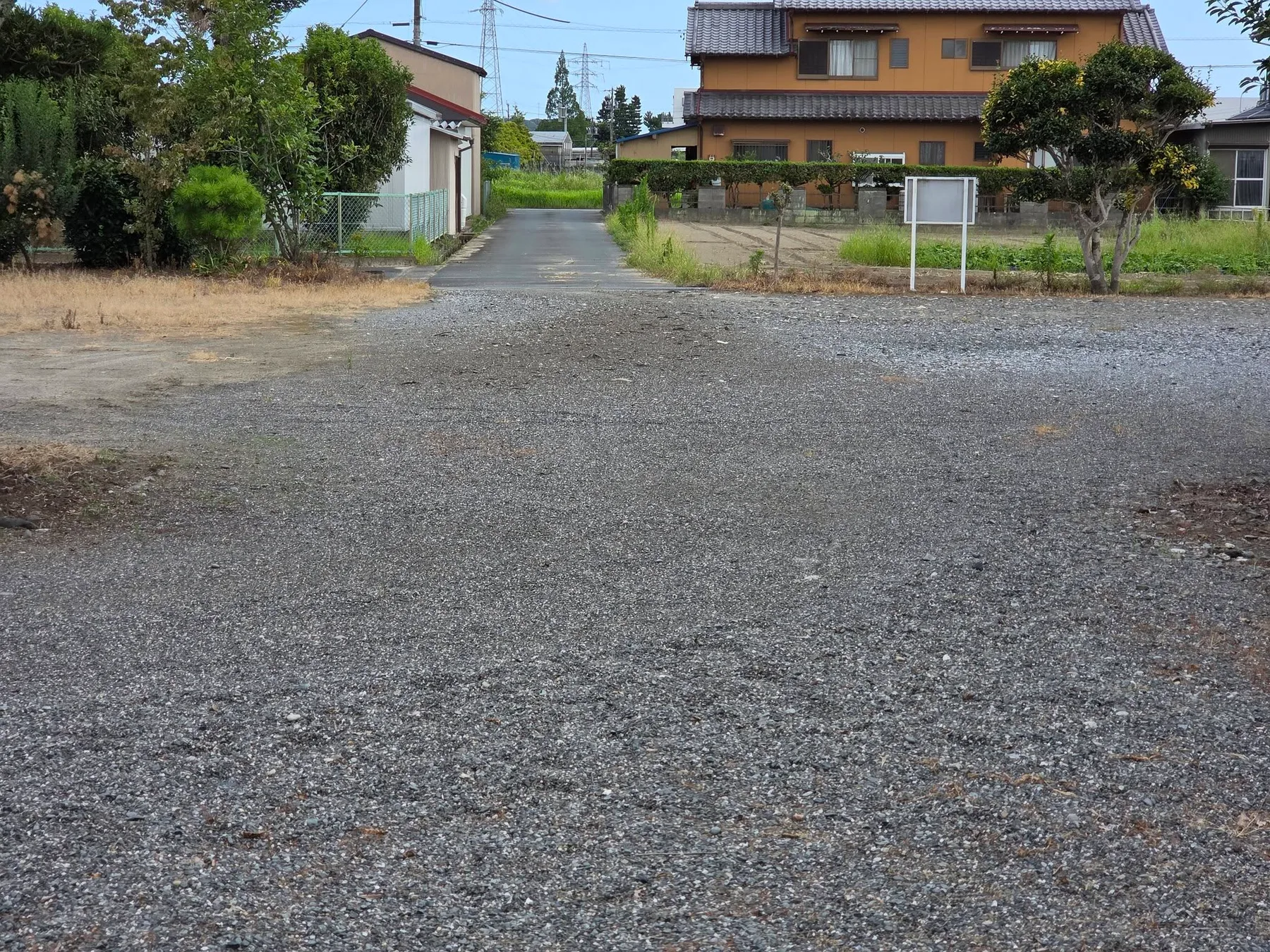松久院境内前面の平坦な空間