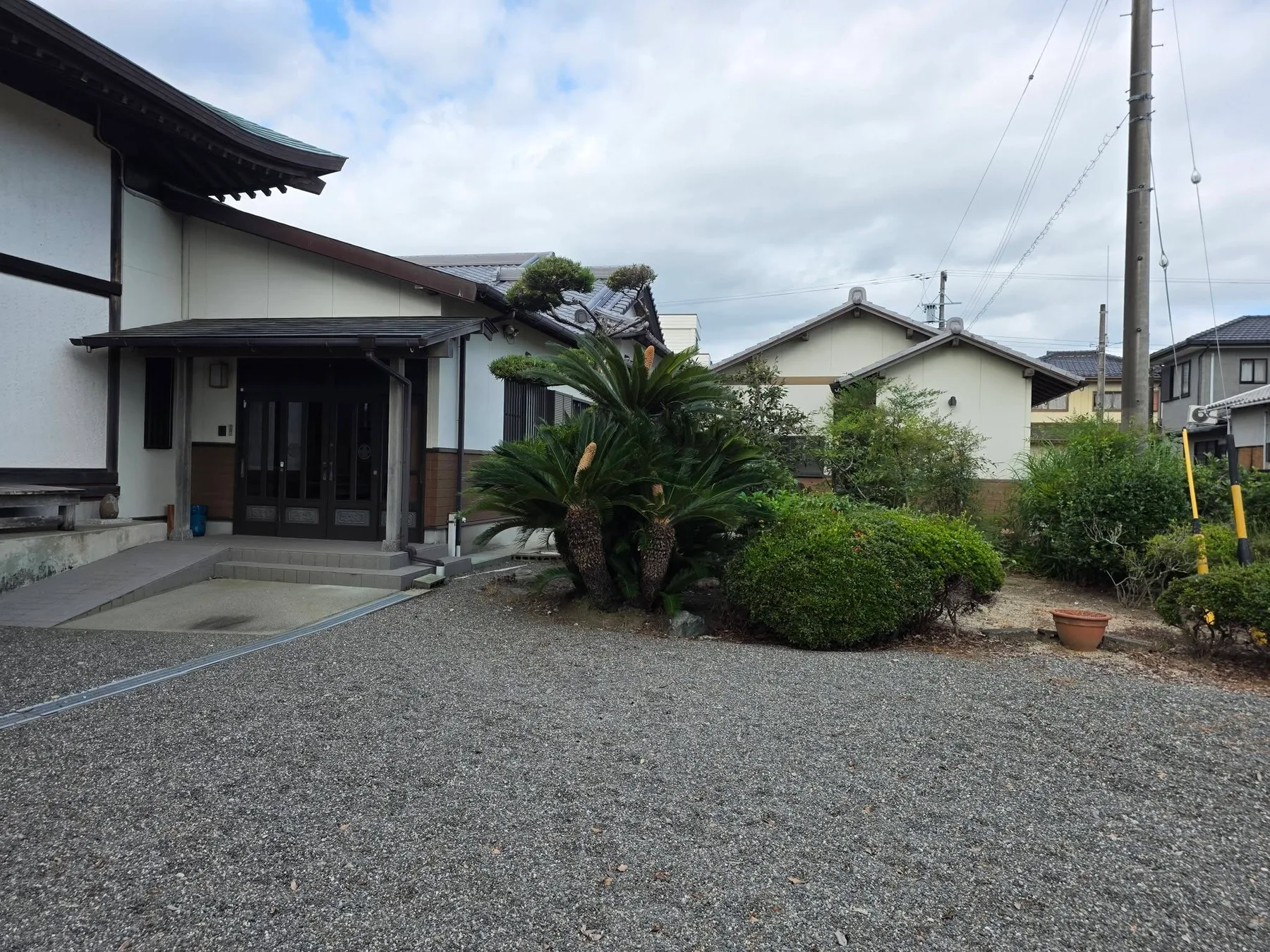松久院本堂側面と庫裏側の境内