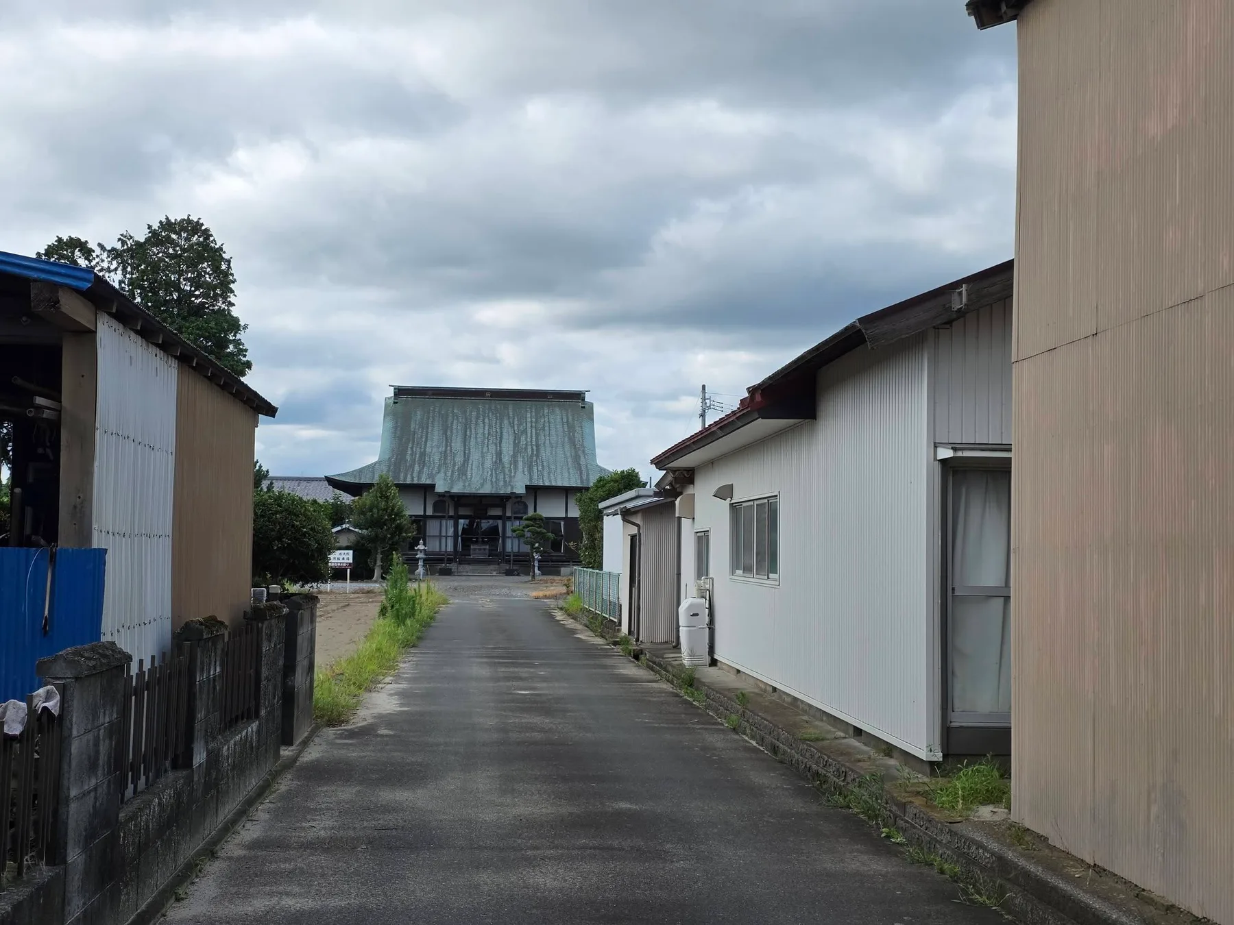 三家集落の道路から望む松久院本堂