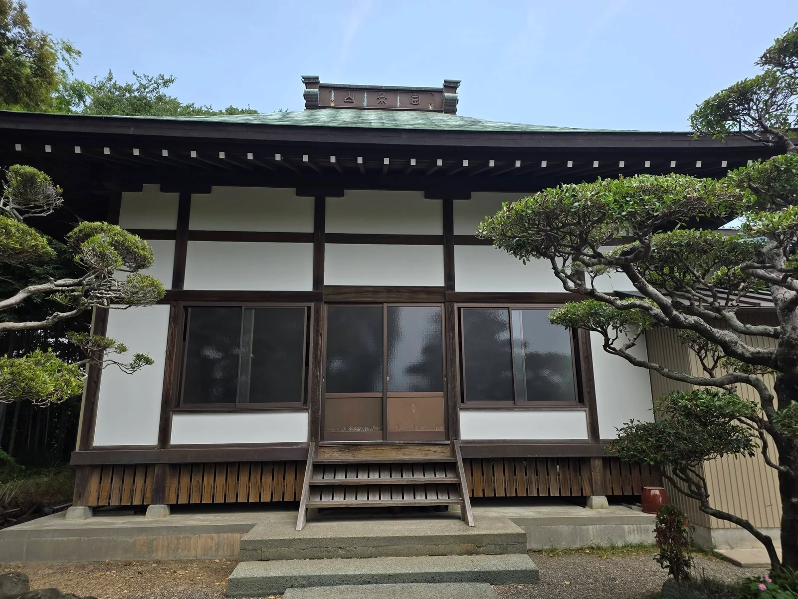 富景山の額を掲げる川袋松林寺の本堂