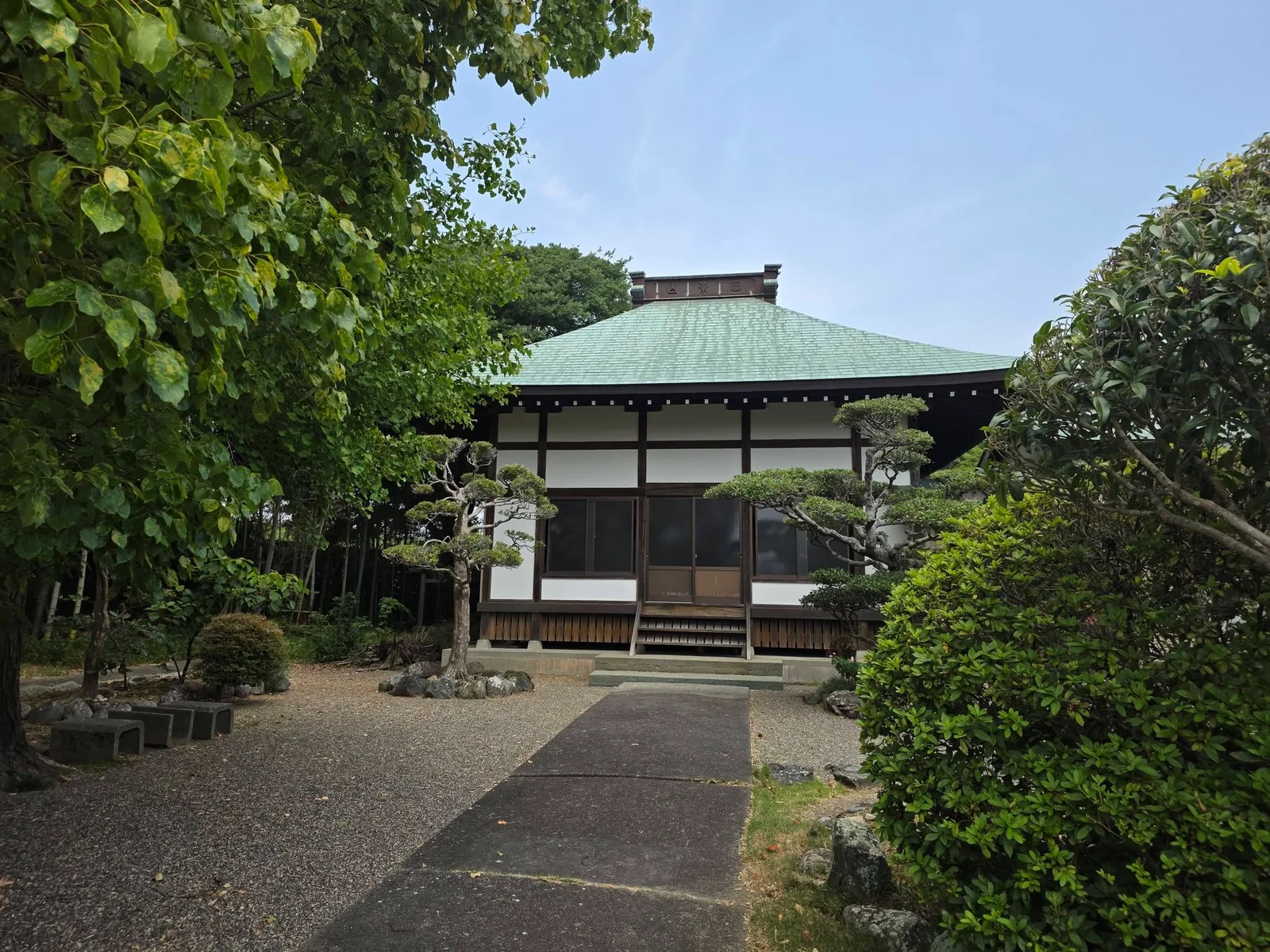 参道から見る富景山松林寺本堂