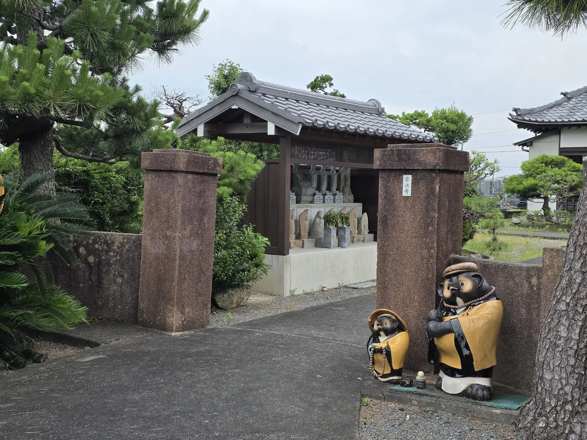 宗次寺の門前と石仏堂
