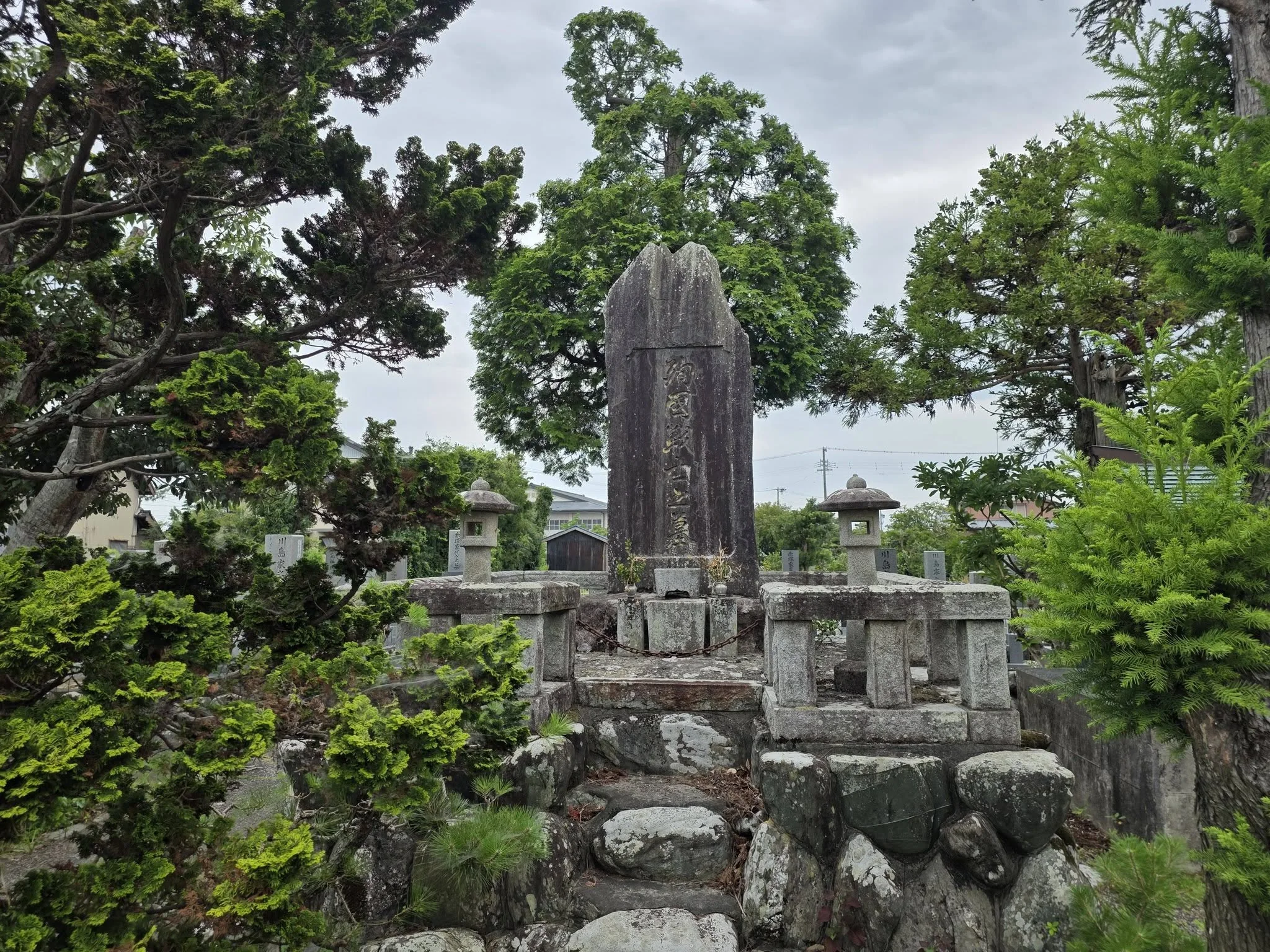 宗次寺境内墓域側の大型石塔