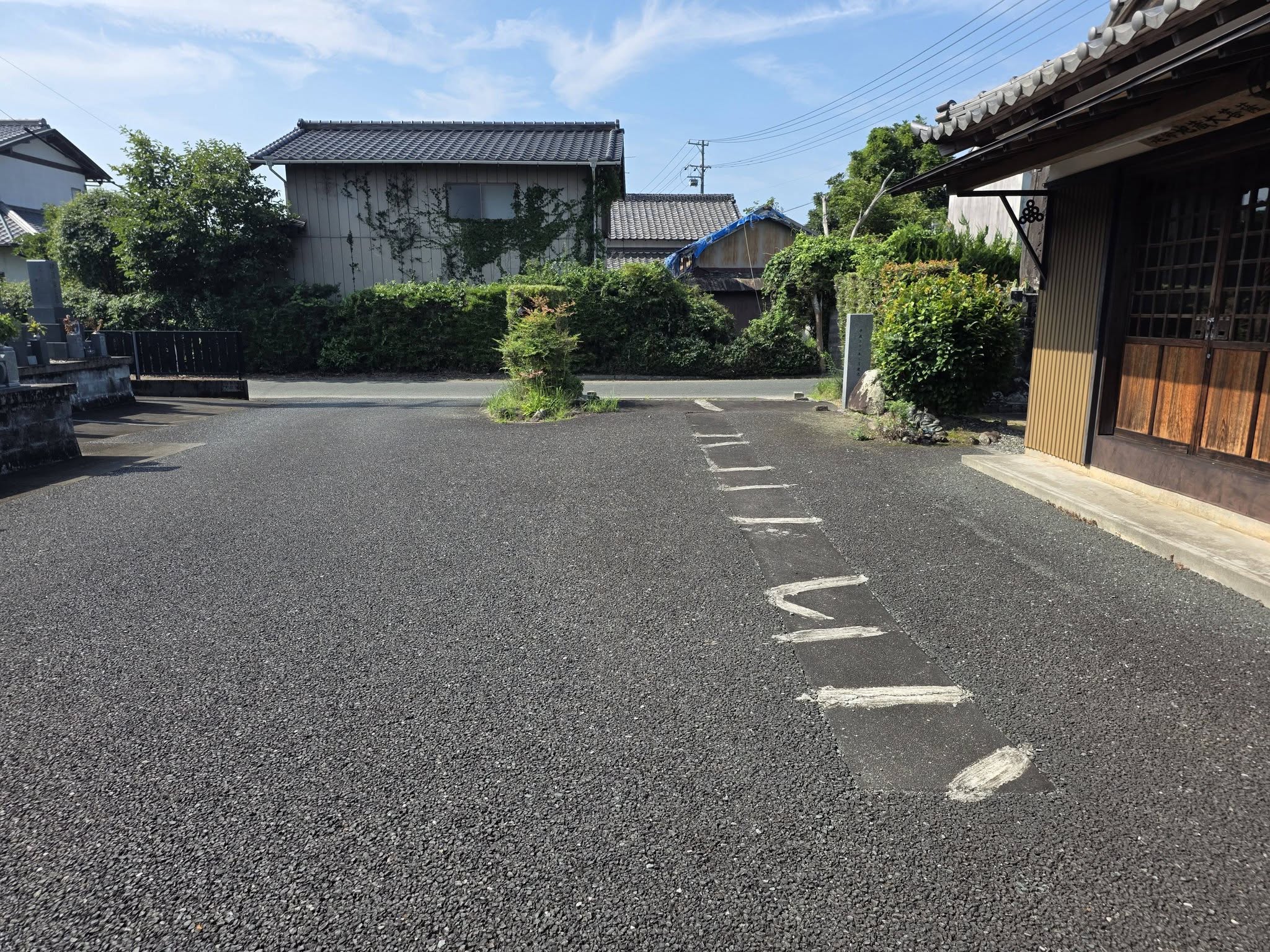 太月庵の堂宇と周辺の境内
