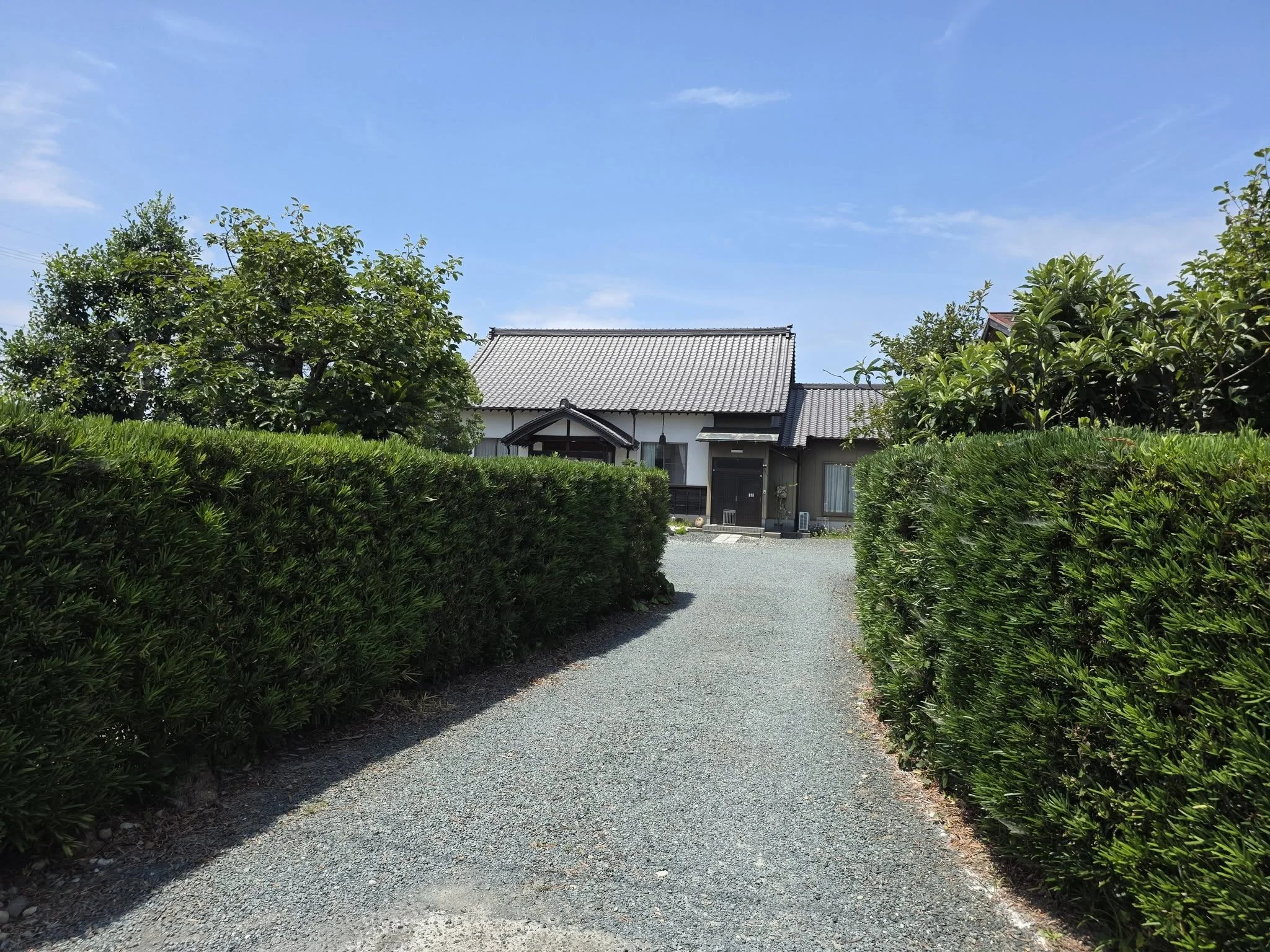 多聞寺の参道と梵鐘