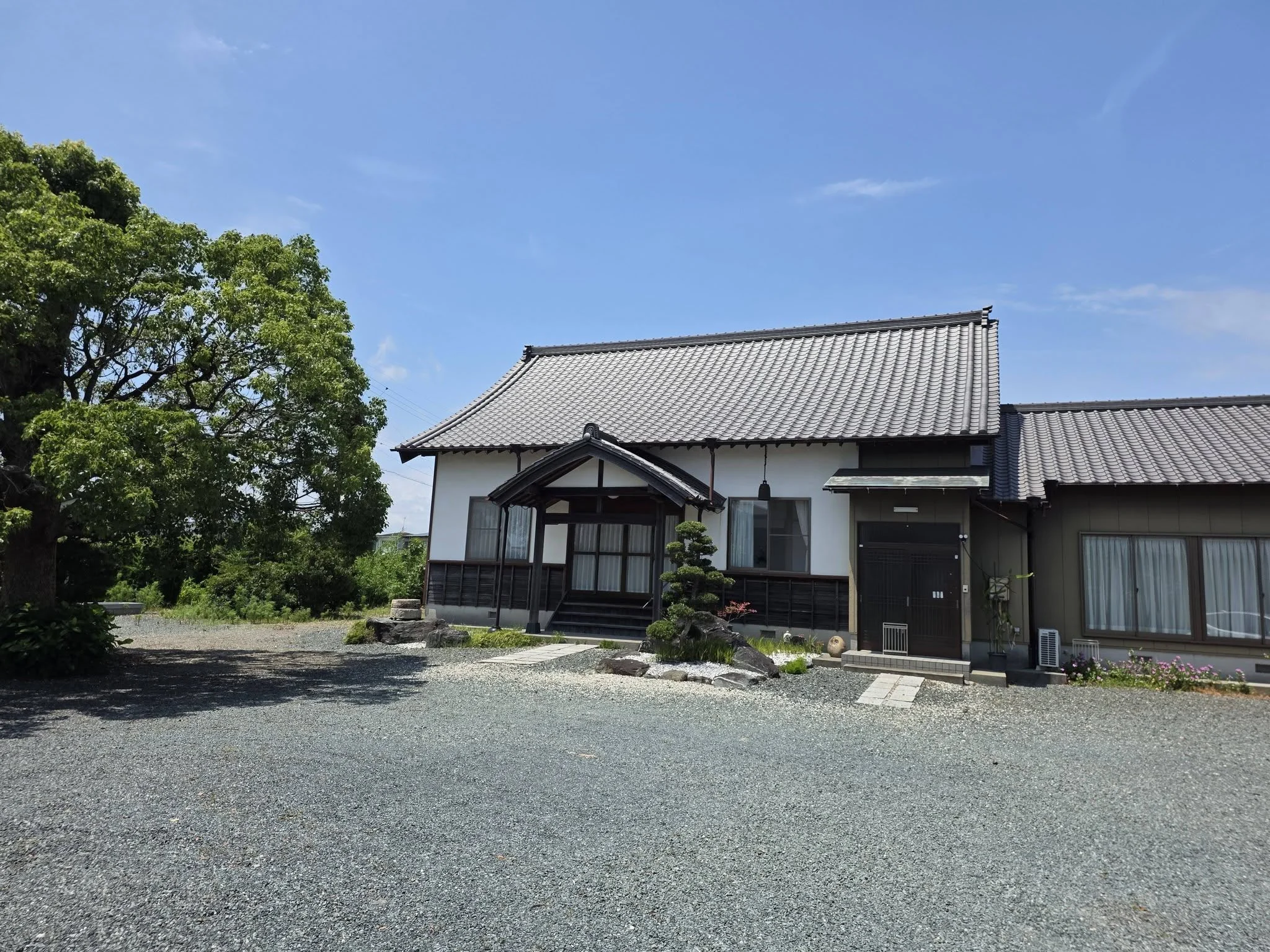 磐田市中野の多聞寺堂宇と境内