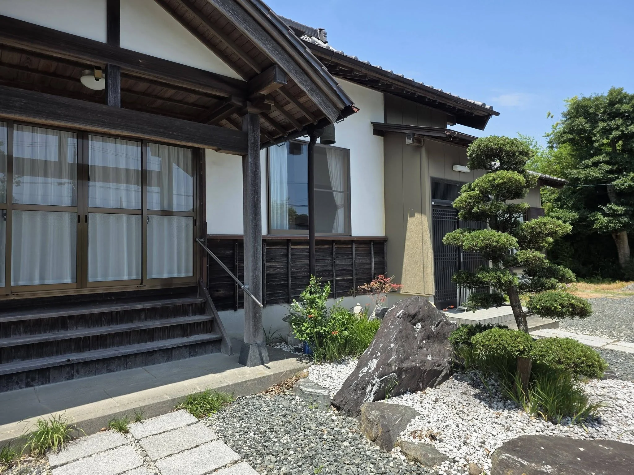 多聞寺堂宇の側面と庭