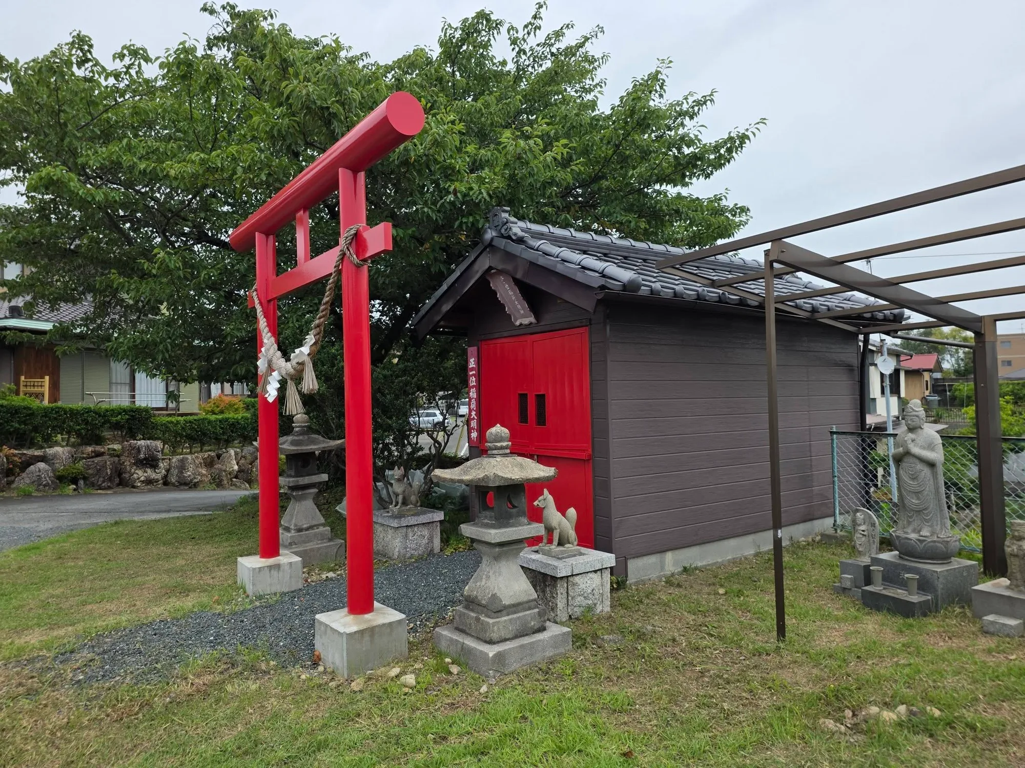 徳翁院境内の稲荷社と朱塗りの鳥居