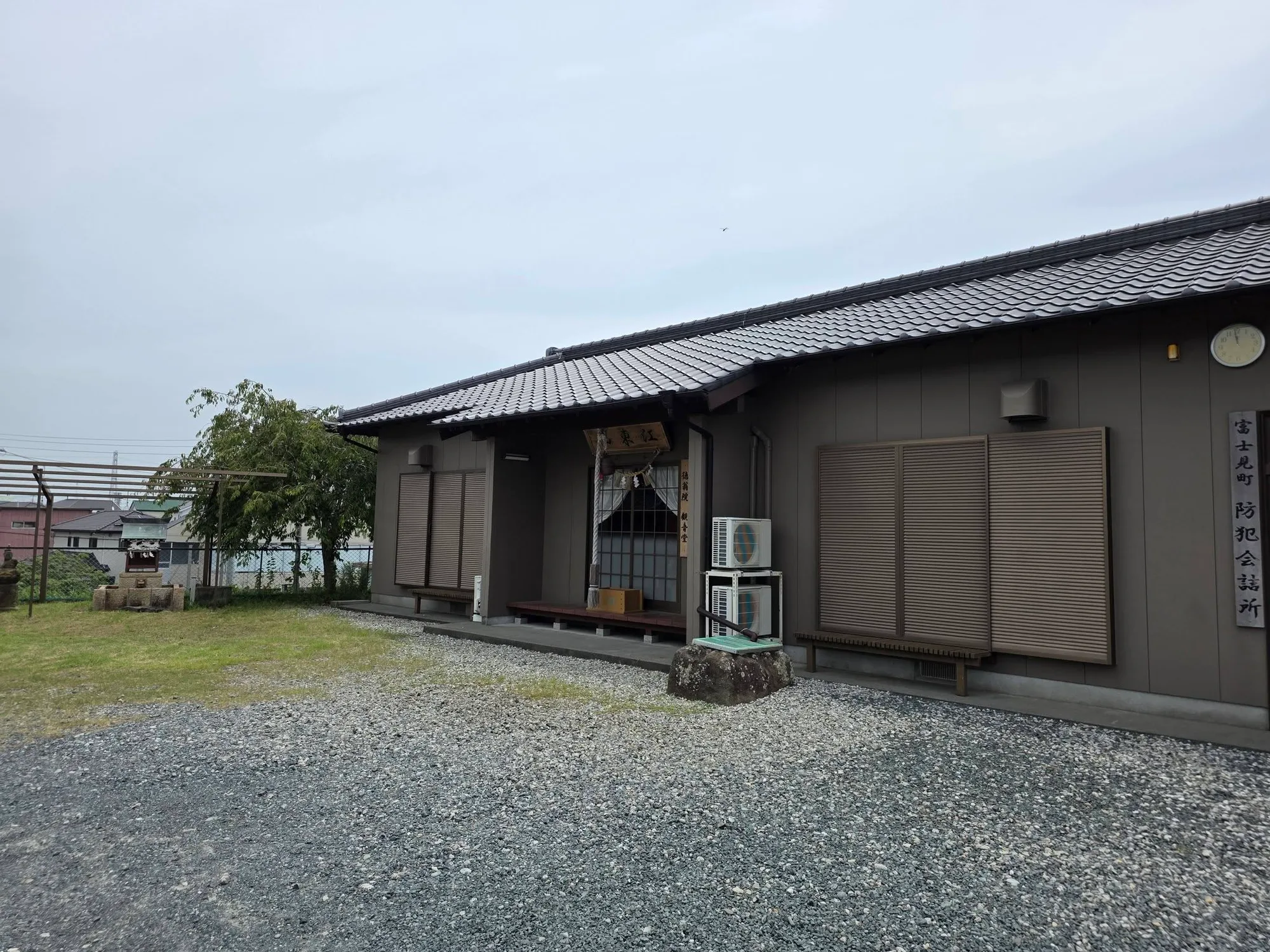 徳翁院観音堂の側面と境内社