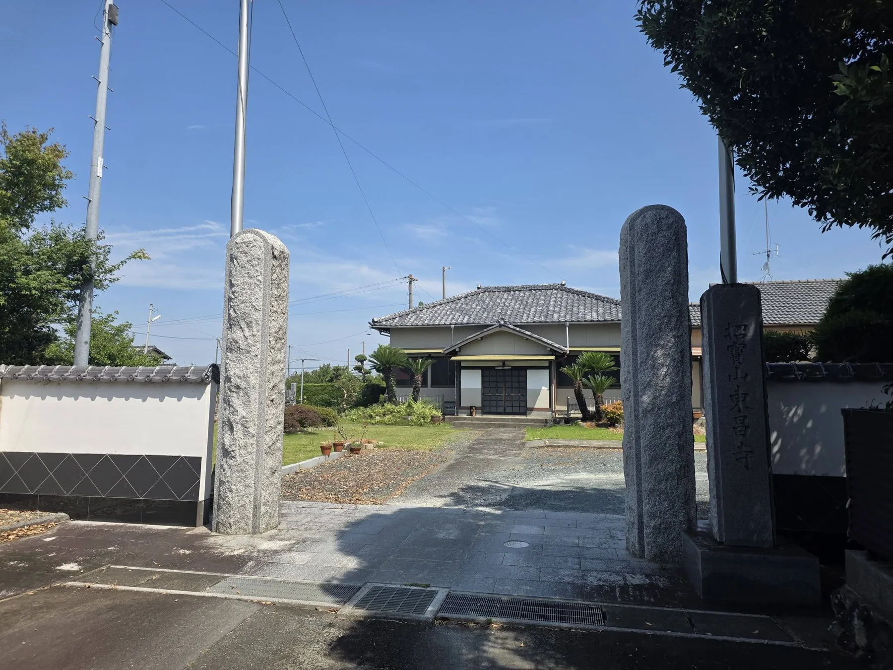 東昌寺入口と本堂