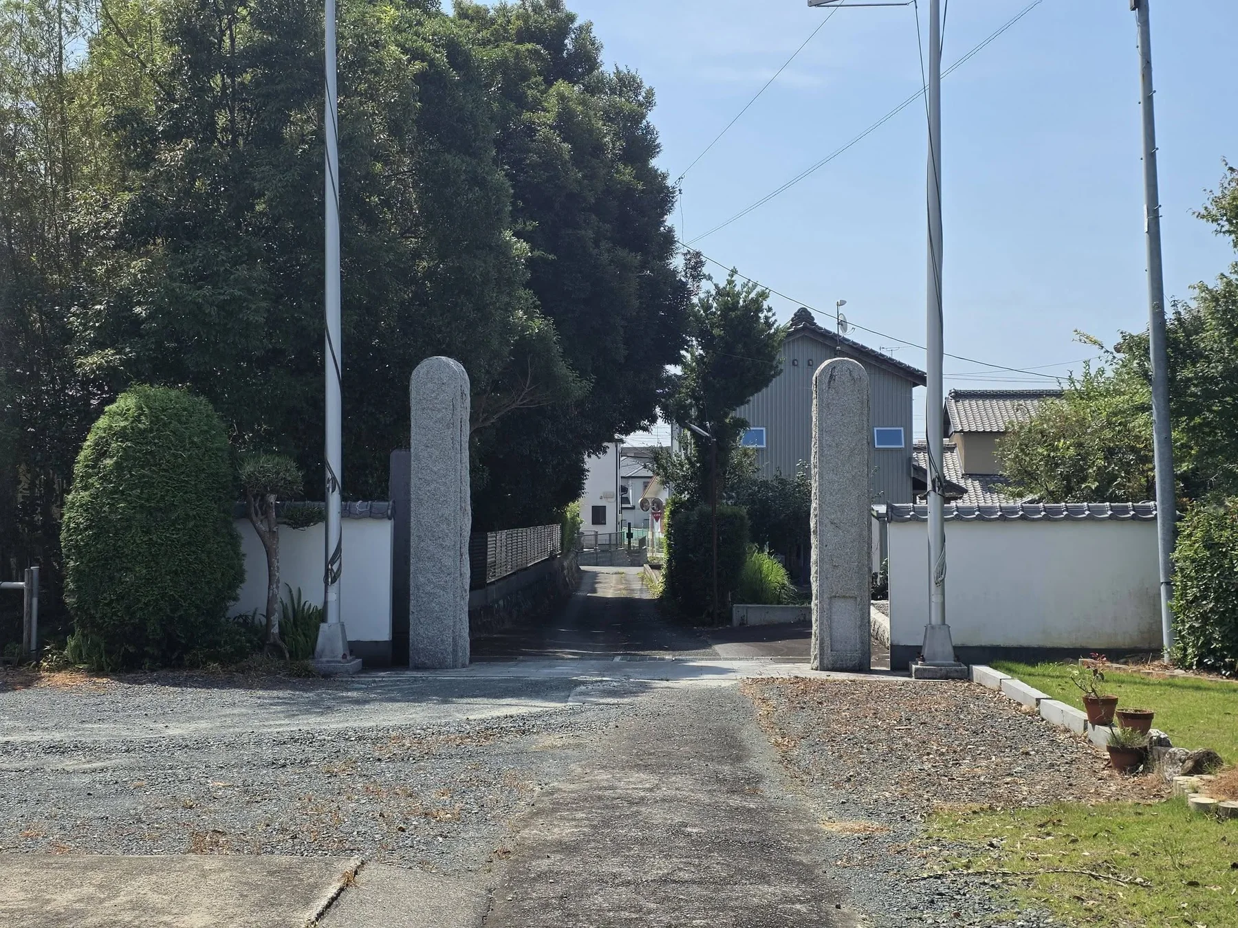 東昌寺の門柱と参道