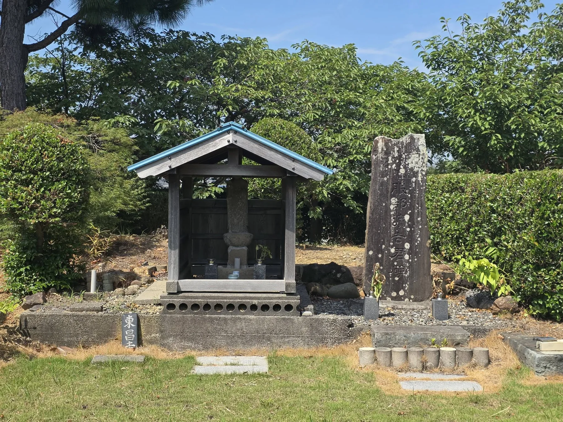 東昌寺の霊場石碑と境内祠