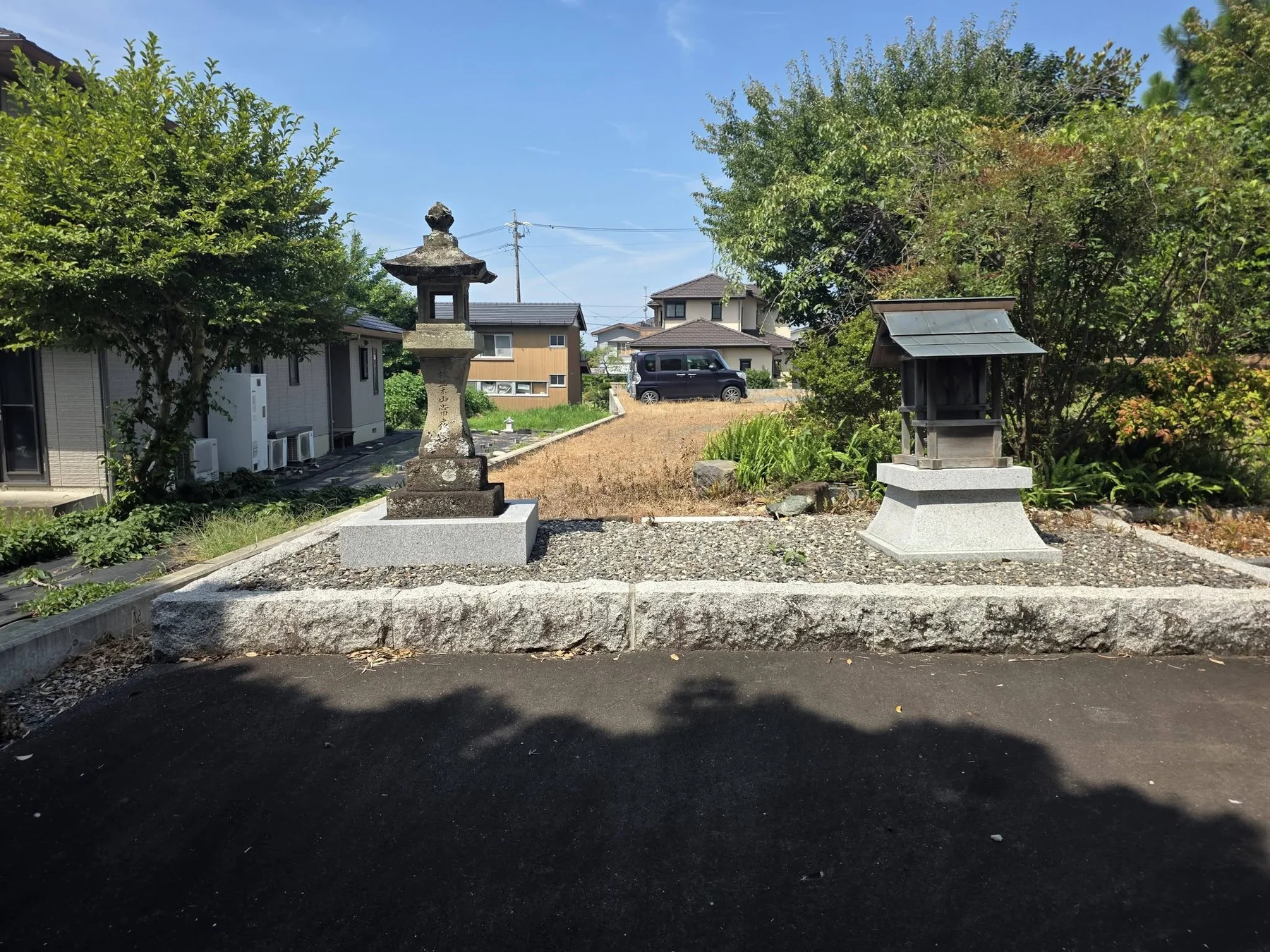 東昌寺境内の祠と石灯籠